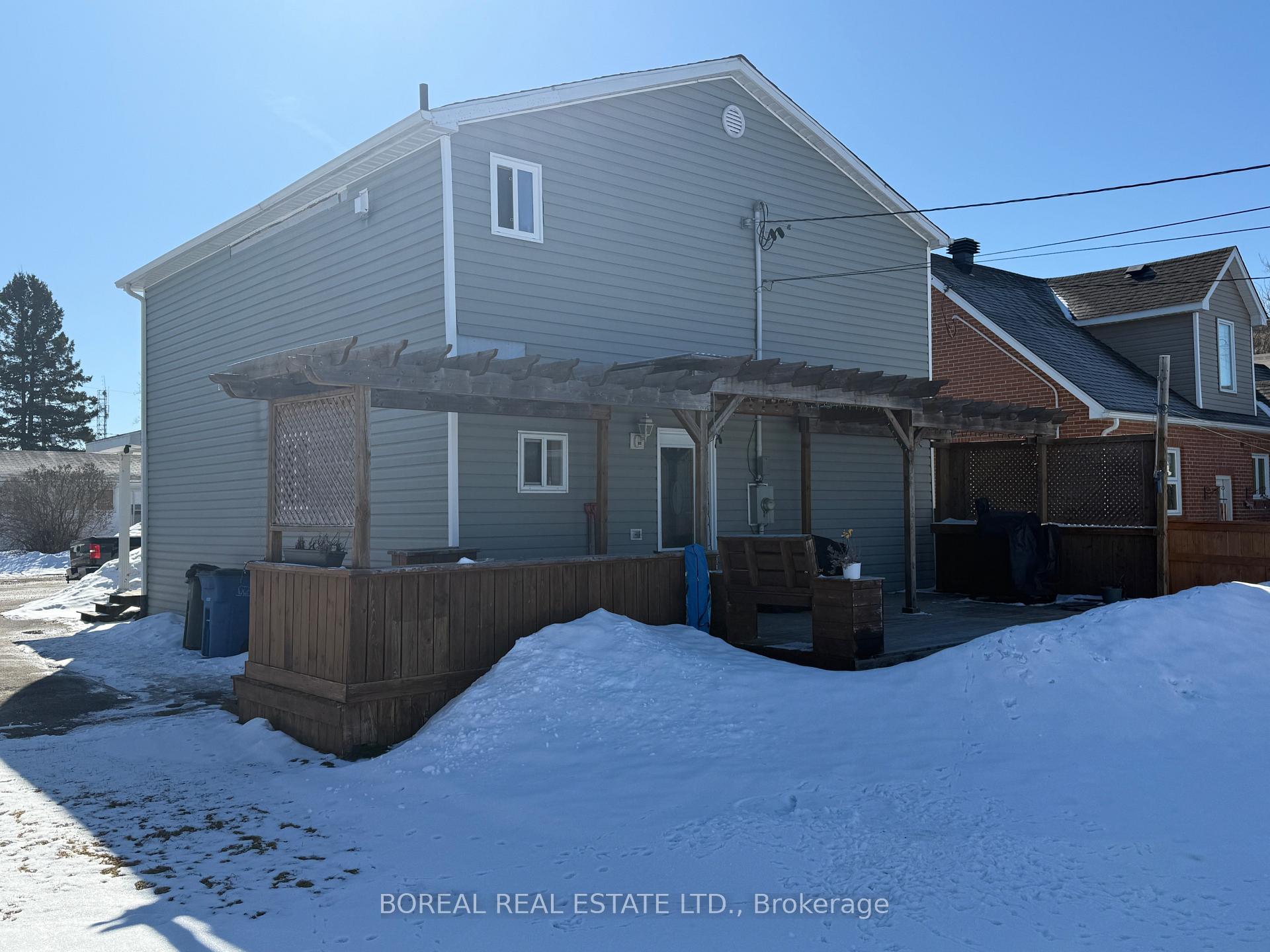 Photo 3 of 211 Second Avenue, Cochrane — HOMEH