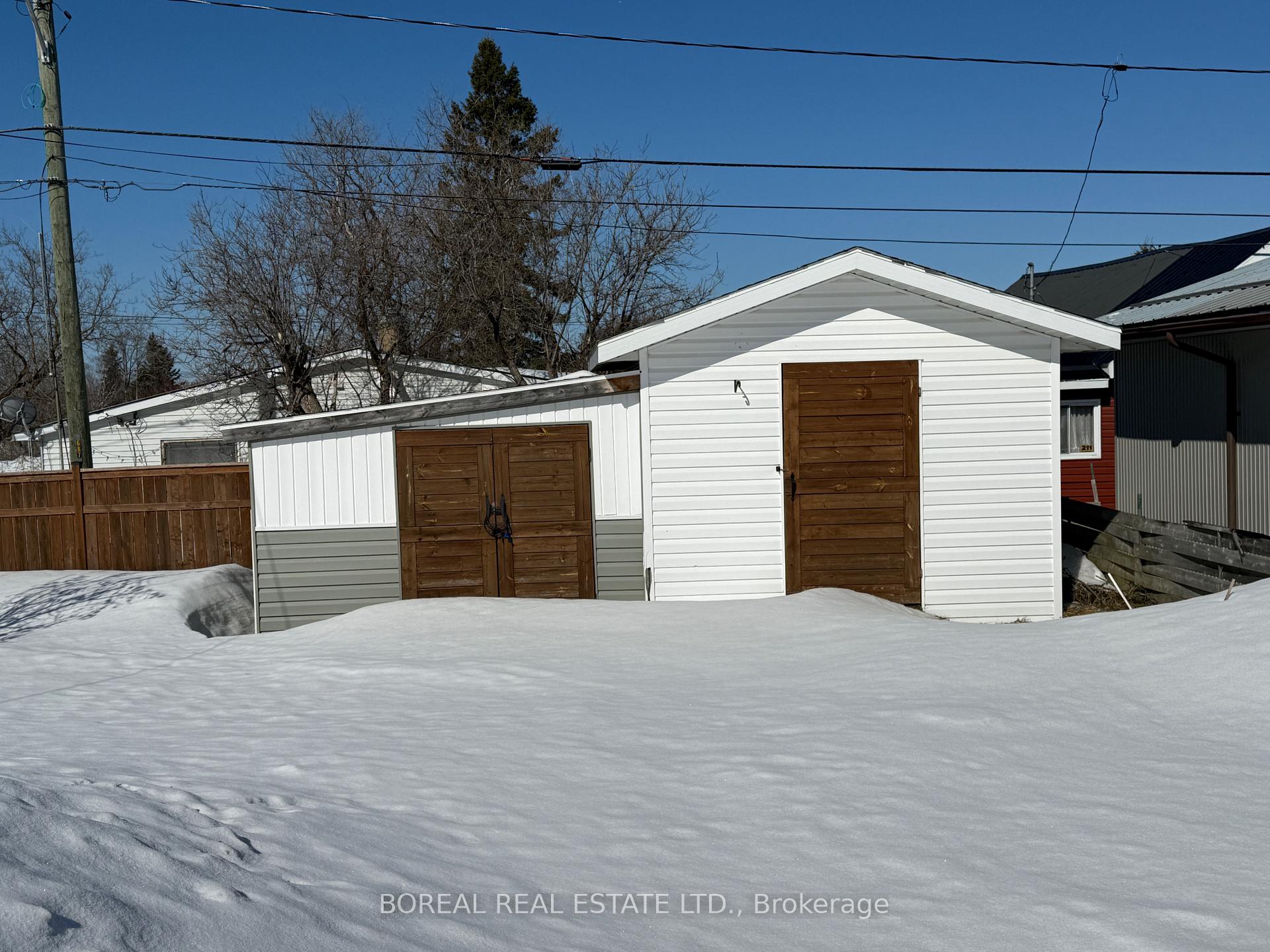 Photo 5 of 211 Second Avenue, Cochrane — HOMEH