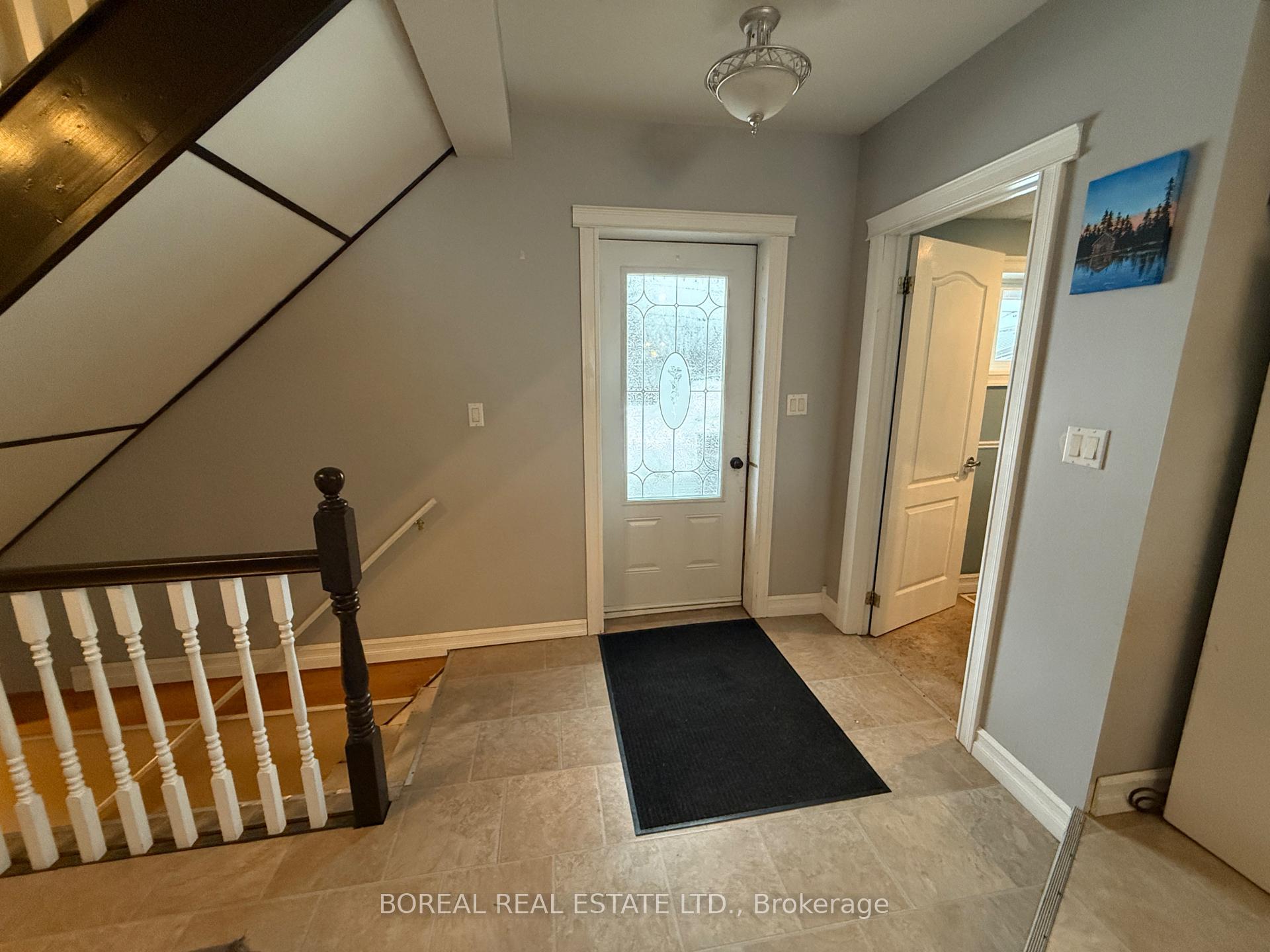 Photo 11 of 211 Second Avenue, Cochrane — HOMEH