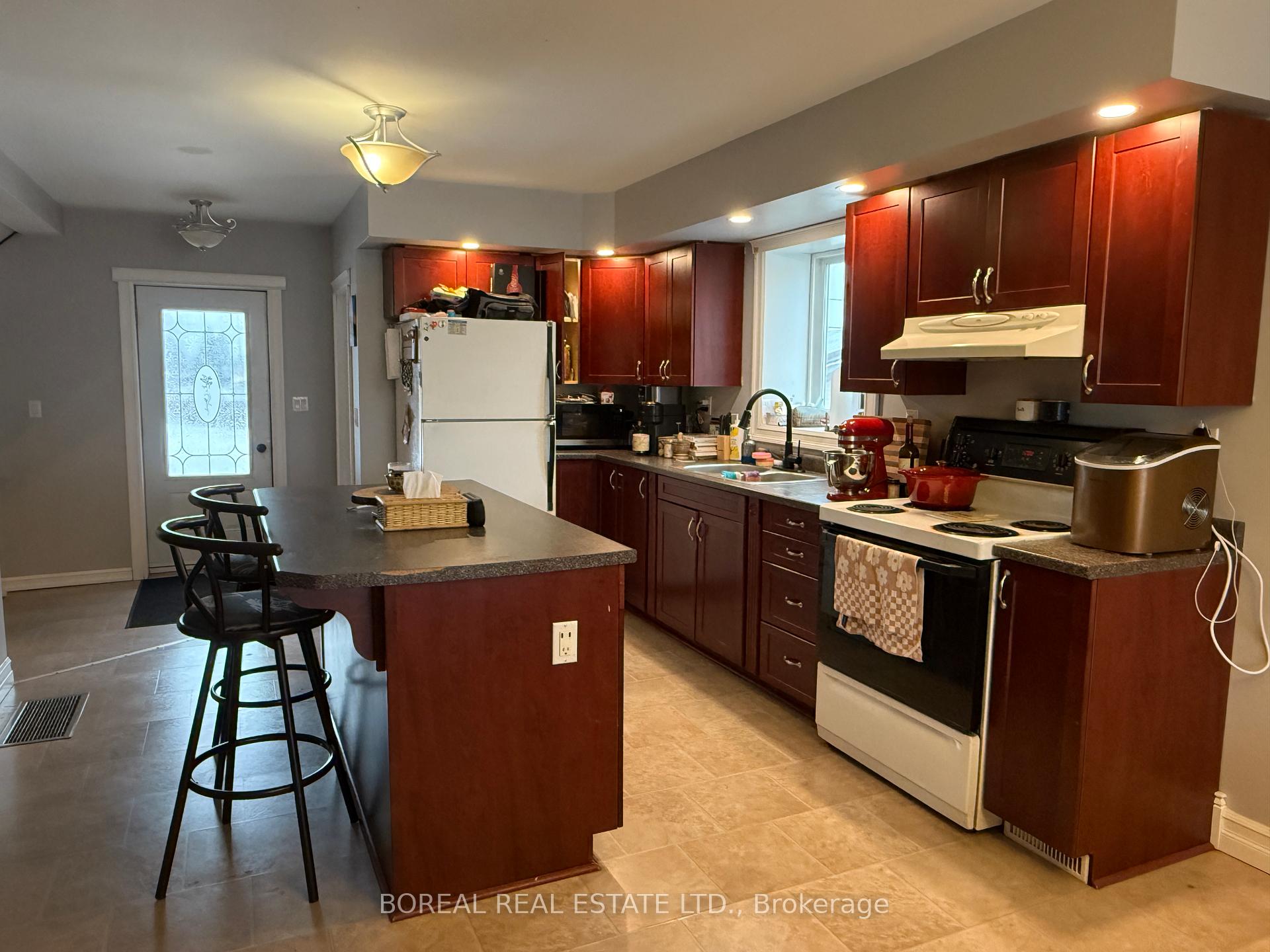 Photo 17 of 211 Second Avenue, Cochrane — HOMEH