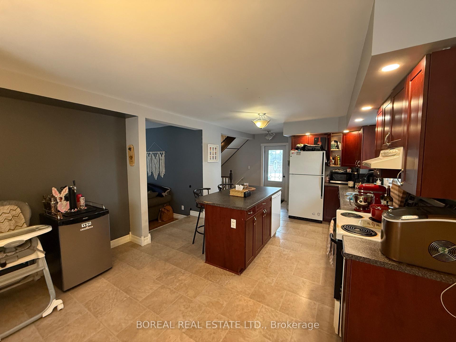 Photo 16 of 211 Second Avenue, Cochrane — HOMEH