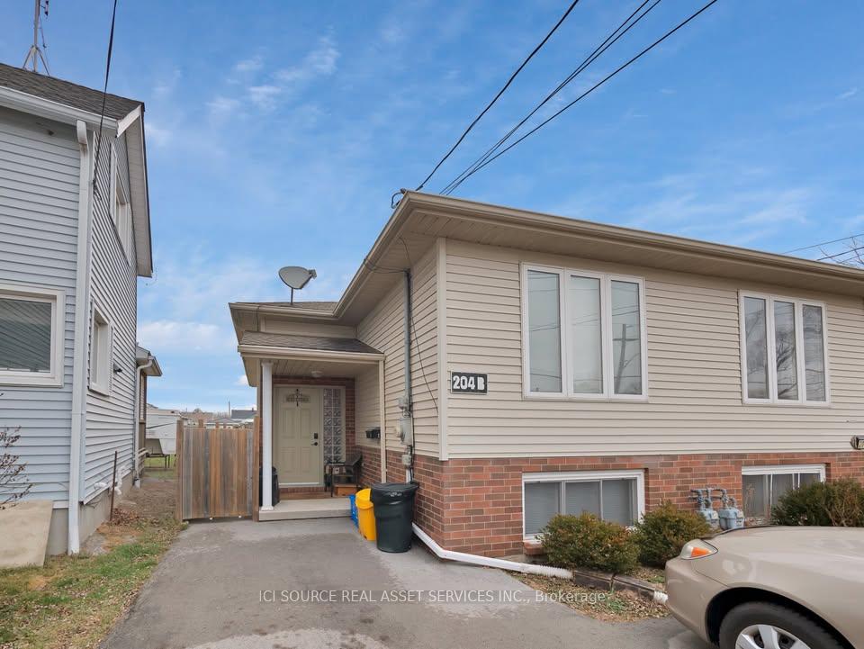 Front of Unit 2, 204B Oakdale Avenue