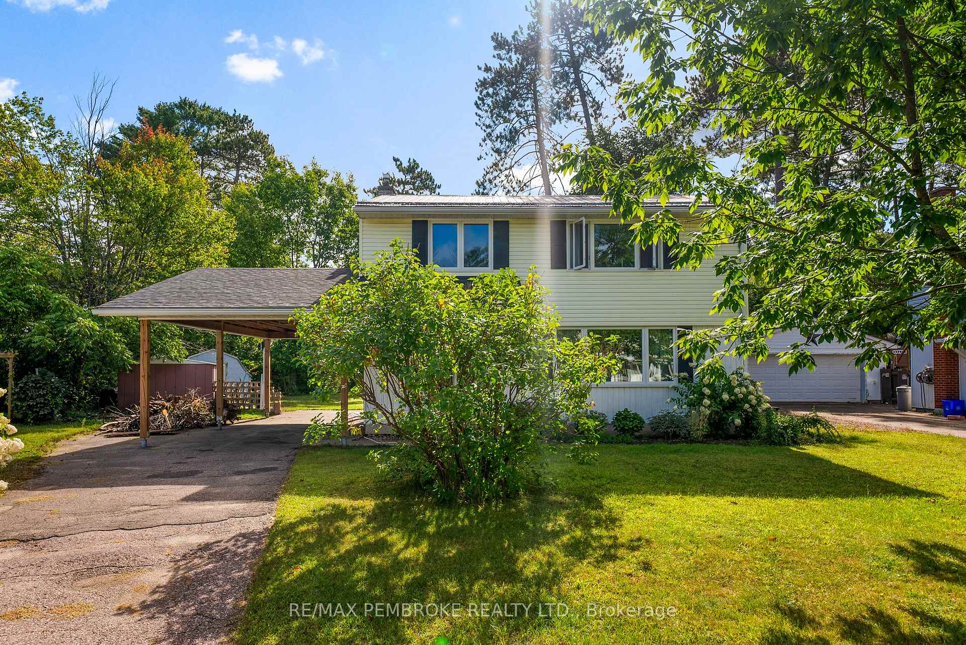 Photo 1 of 11 Frontenac Crescent, Deep River — HOMEH
