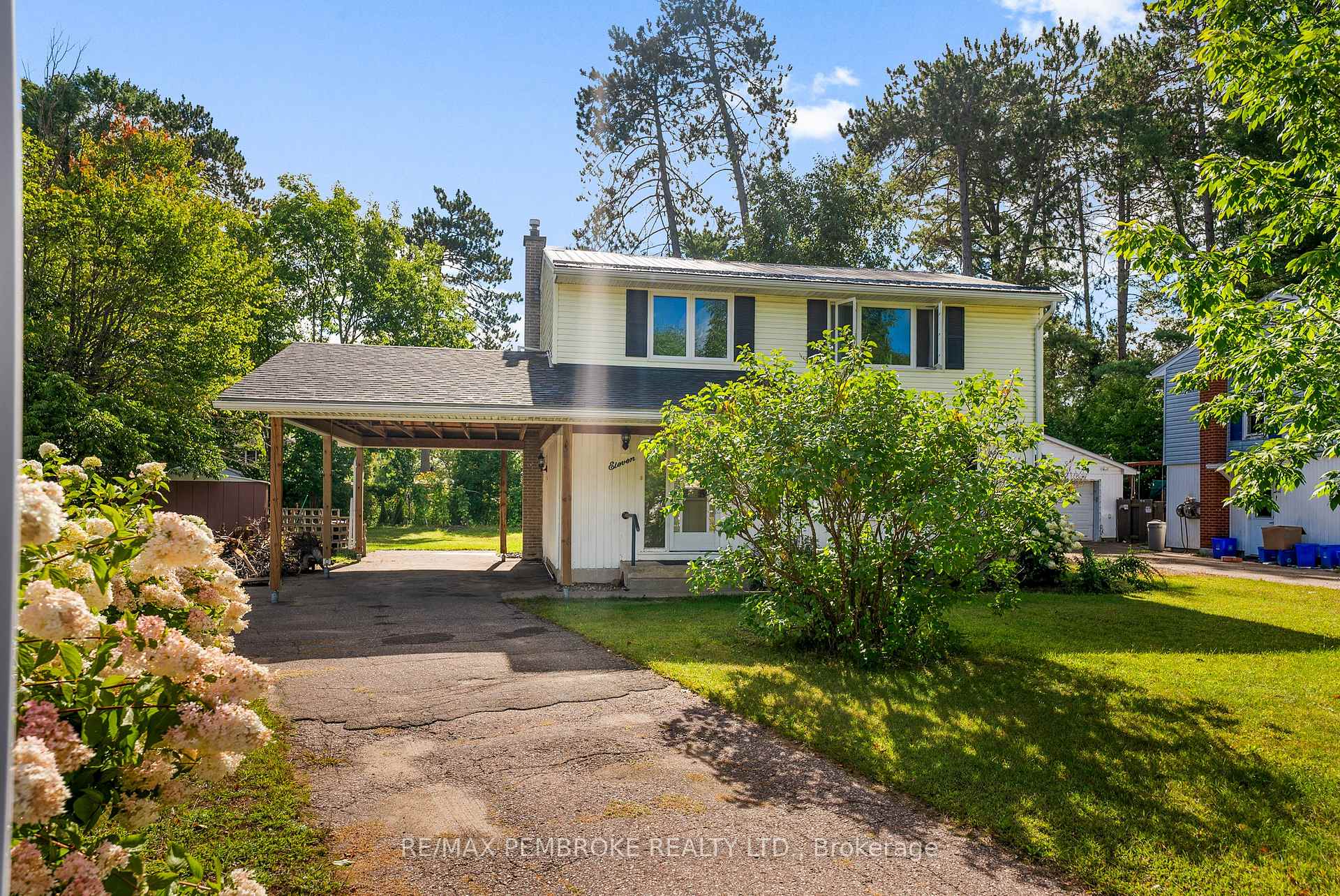 Photo 4 of 11 Frontenac Crescent, Deep River — HOMEH