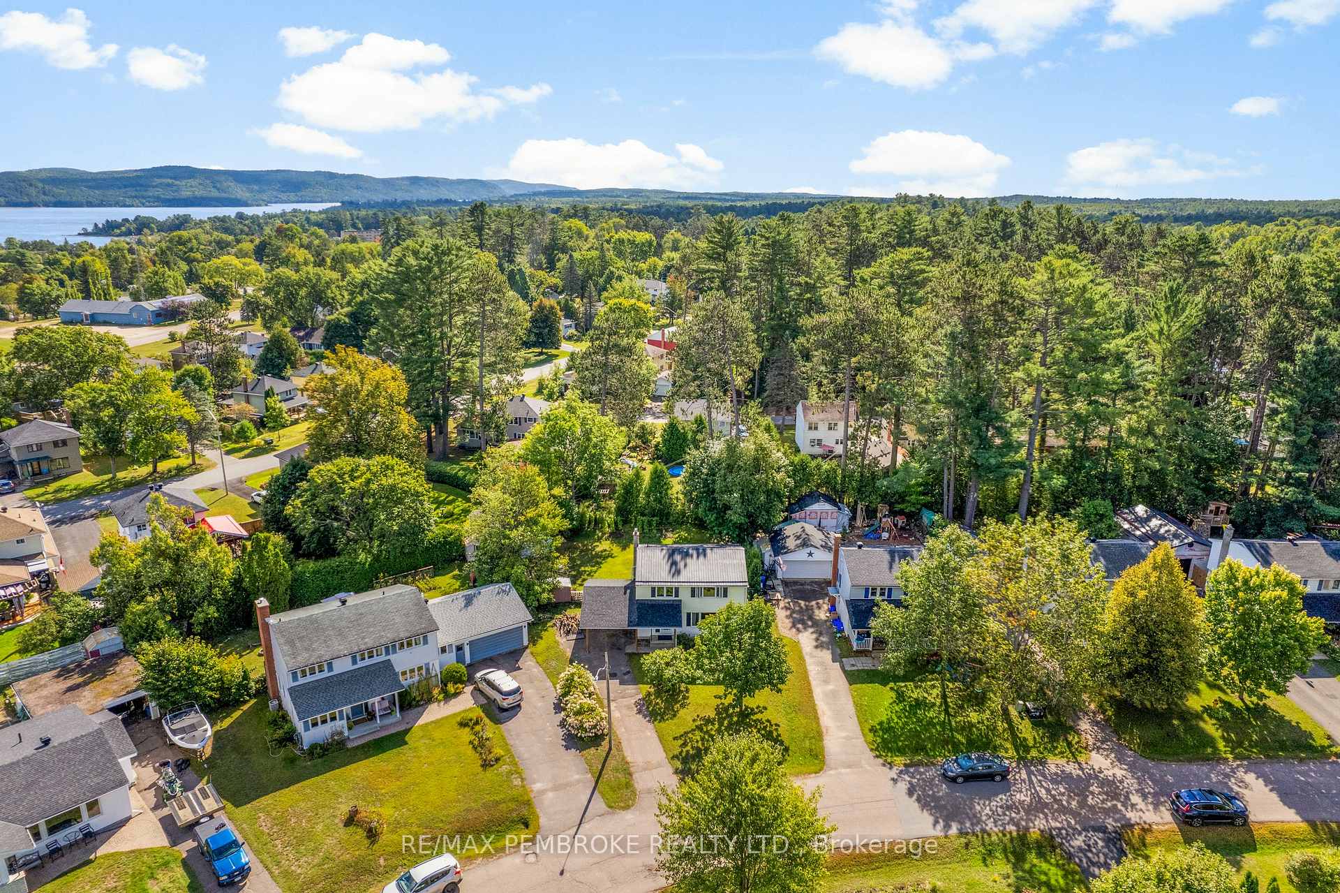 Photo 6 of 11 Frontenac Crescent, Deep River — HOMEH