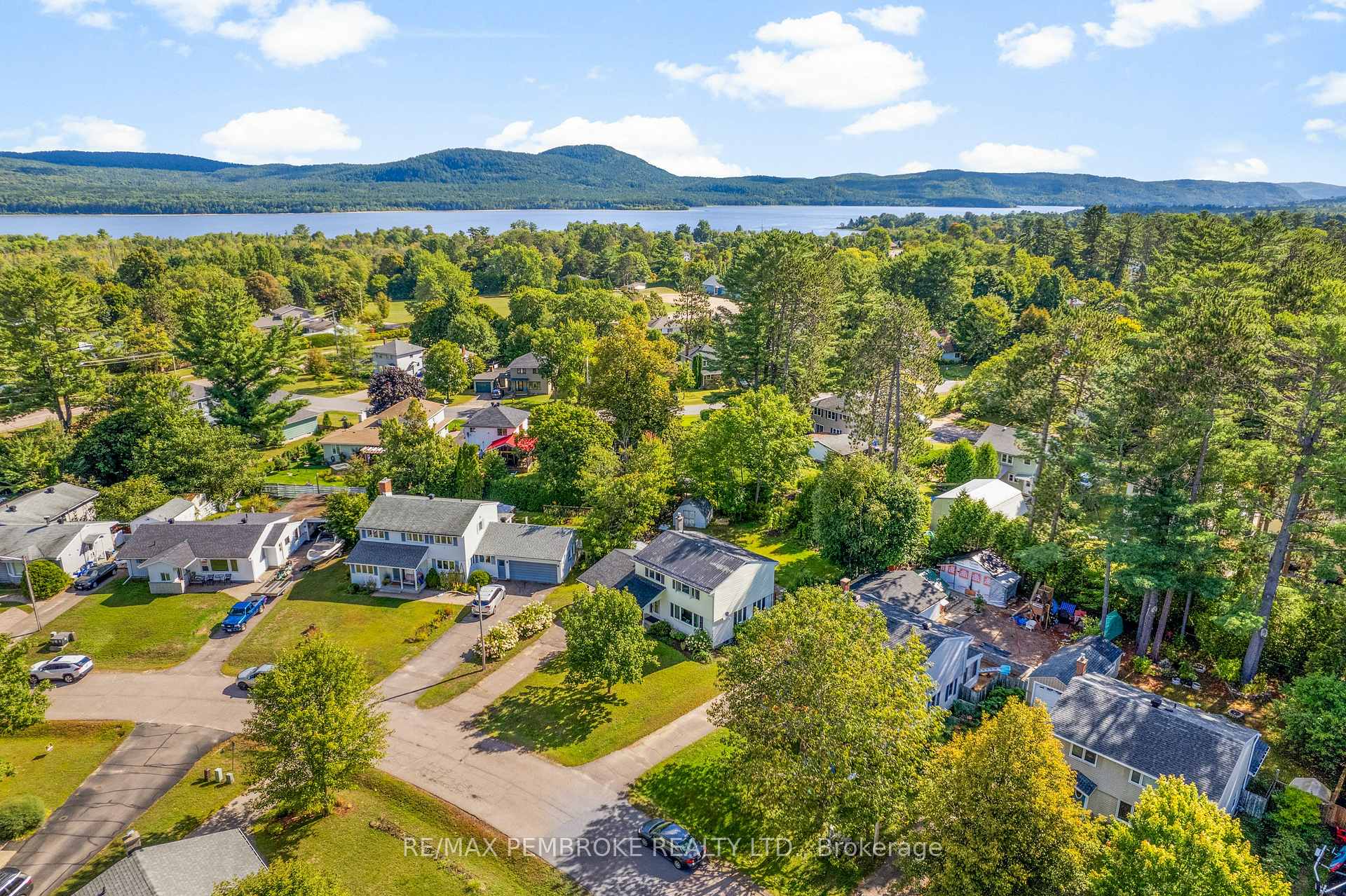 Photo 5 of 11 Frontenac Crescent, Deep River — HOMEH