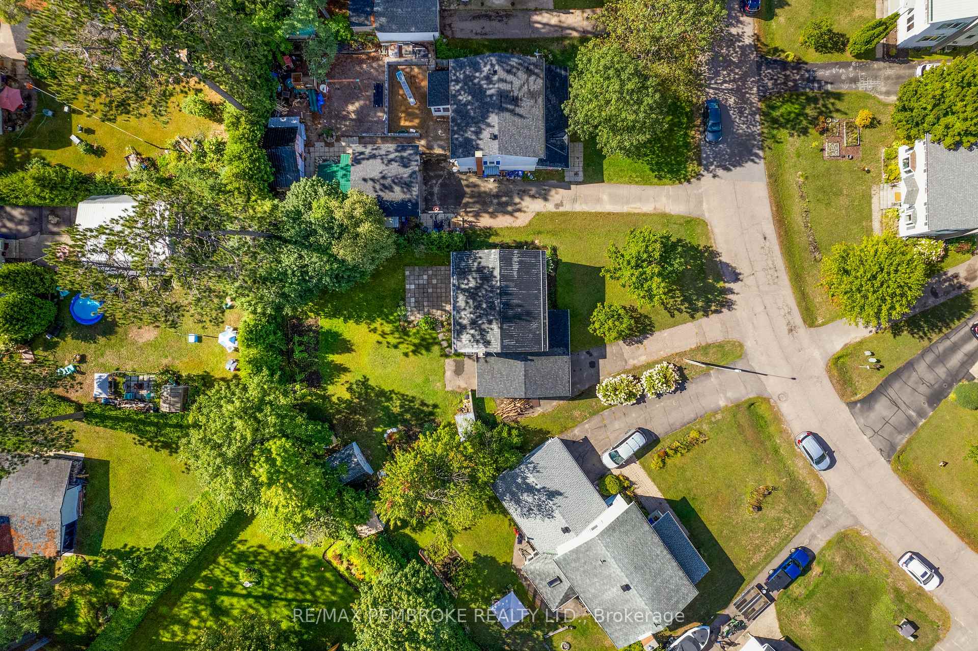 Photo 9 of 11 Frontenac Crescent, Deep River — HOMEH