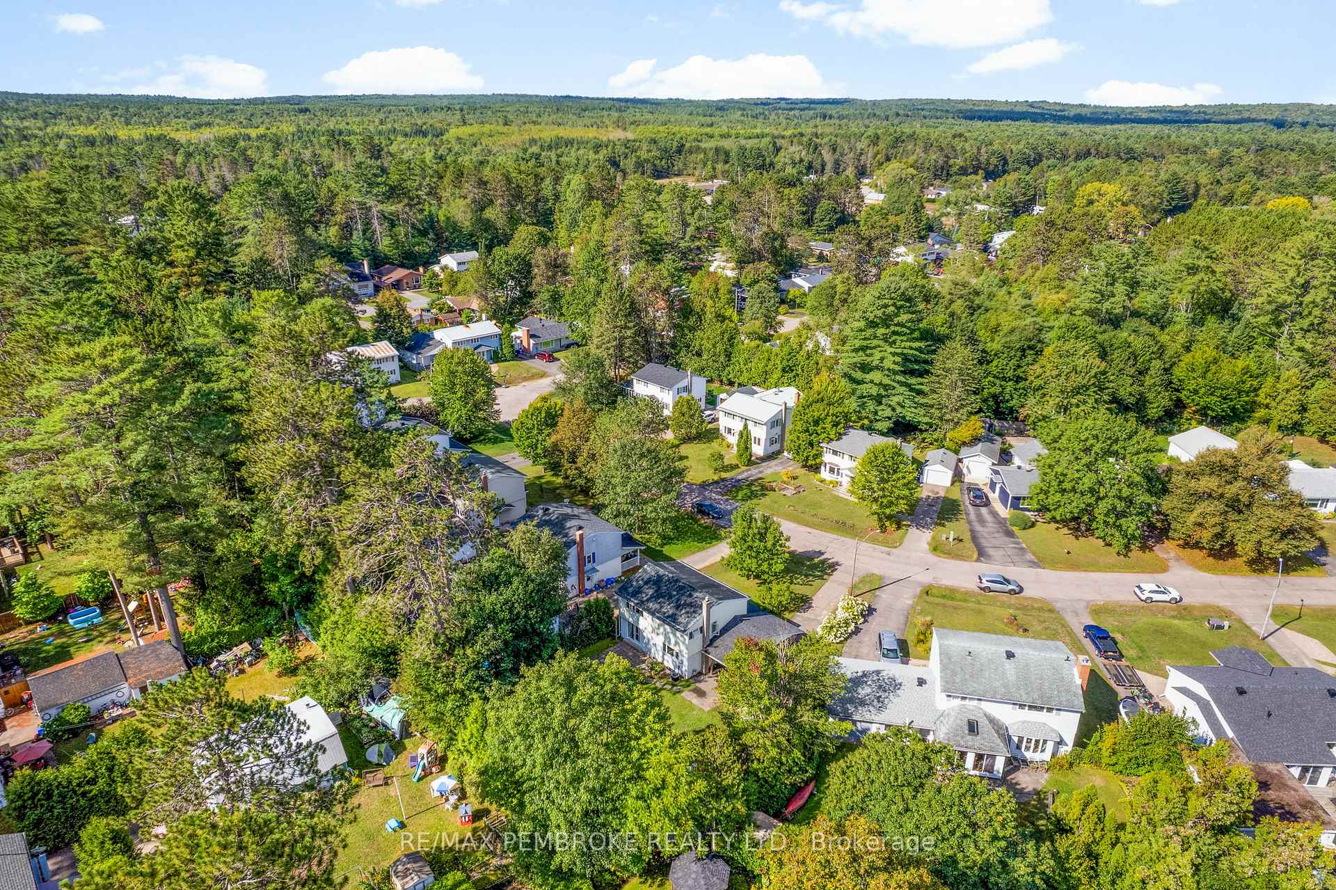 Photo 7 of 11 Frontenac Crescent, Deep River — HOMEH