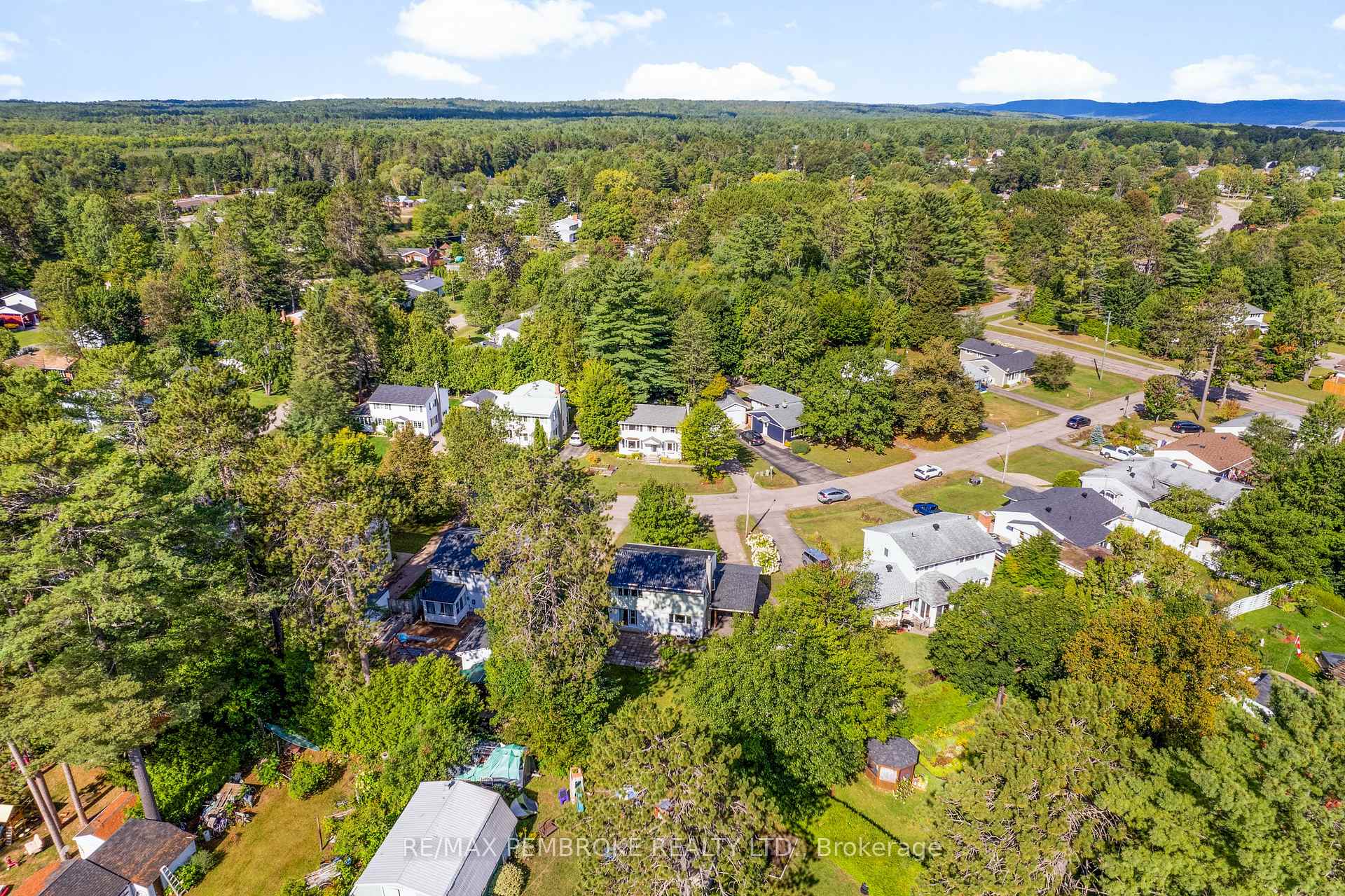Photo 8 of 11 Frontenac Crescent, Deep River — HOMEH
