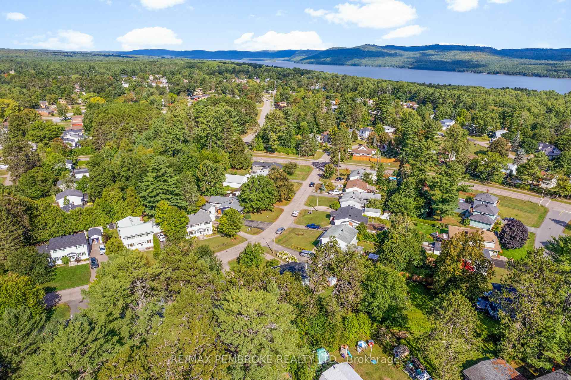 Photo 13 of 11 Frontenac Crescent, Deep River — HOMEH