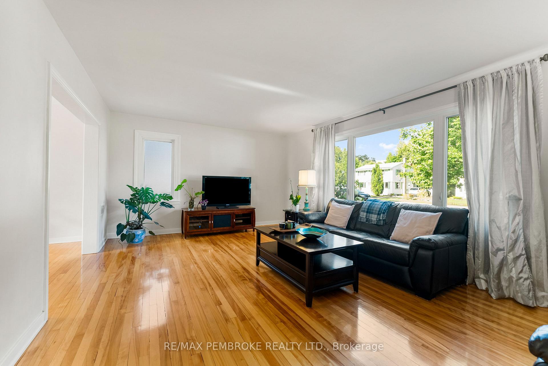 Photo 15 of 11 Frontenac Crescent, Deep River — HOMEH