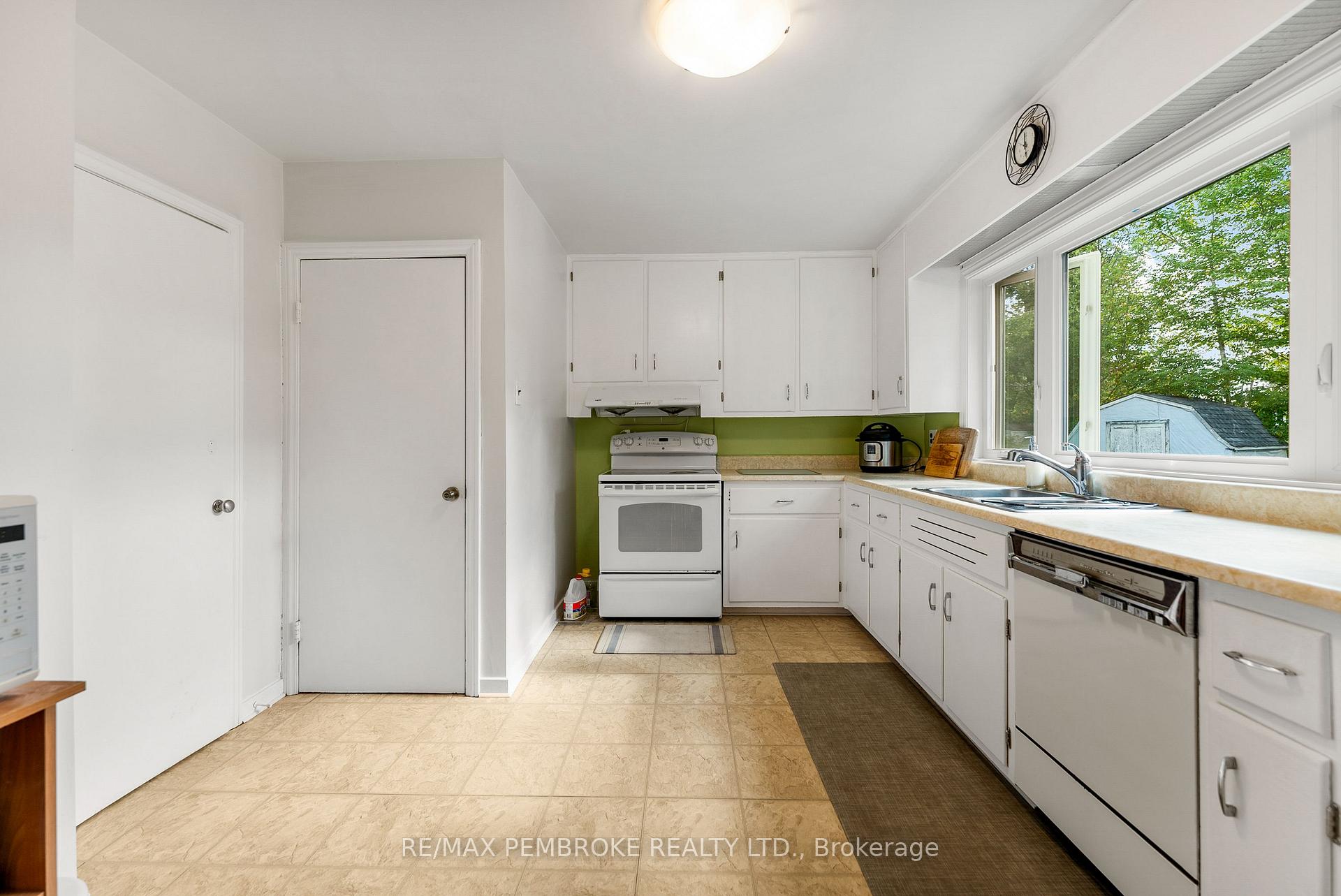 Photo 18 of 11 Frontenac Crescent, Deep River — HOMEH