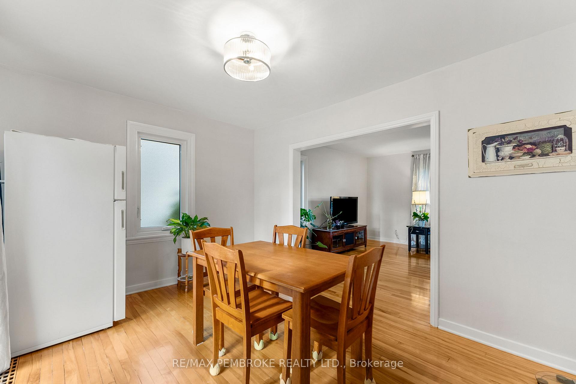 Photo 24 of 11 Frontenac Crescent, Deep River — HOMEH