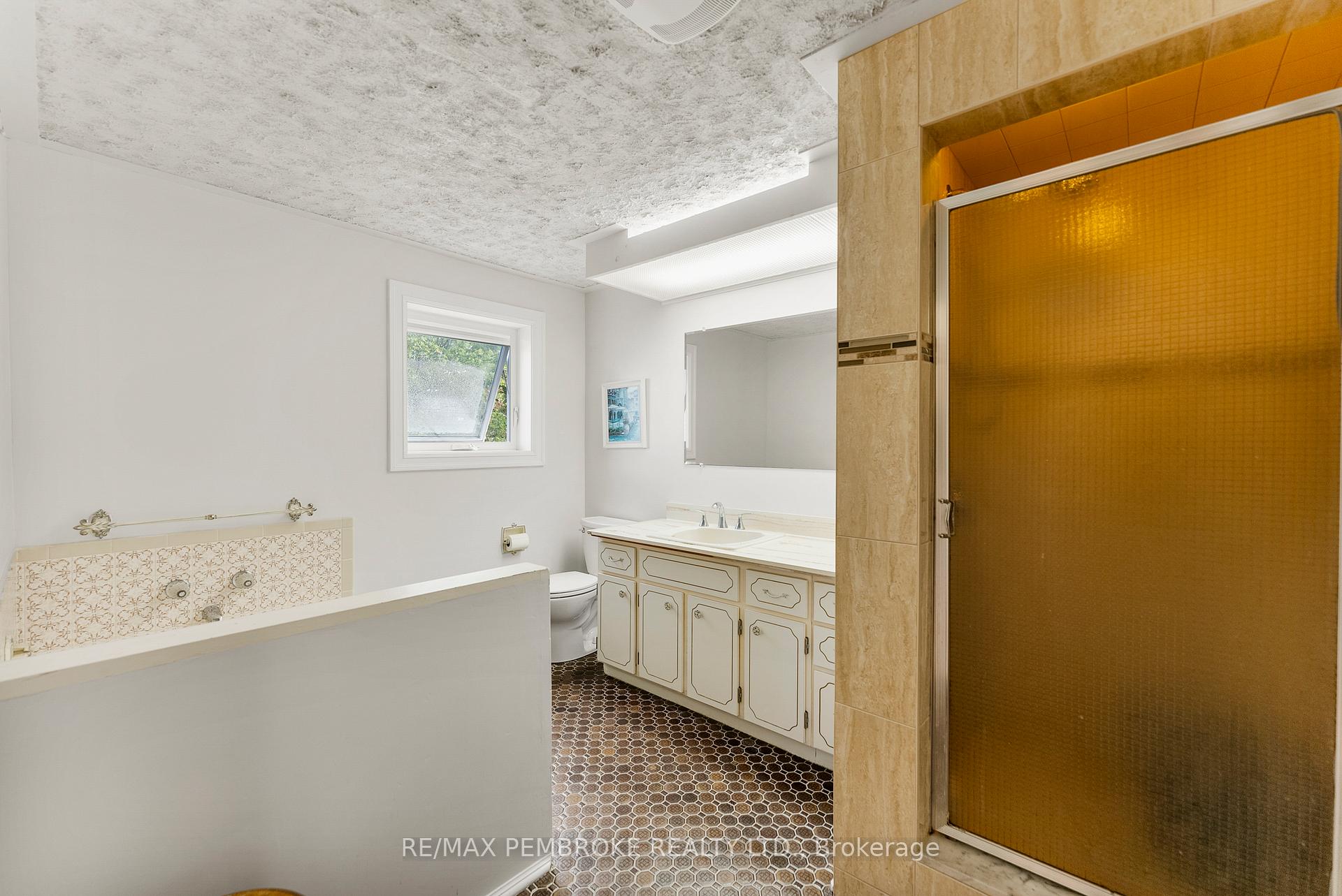 Photo 36 of 11 Frontenac Crescent, Deep River — HOMEH