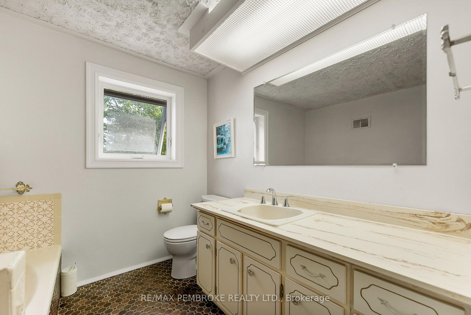 Photo 37 of 11 Frontenac Crescent, Deep River — HOMEH