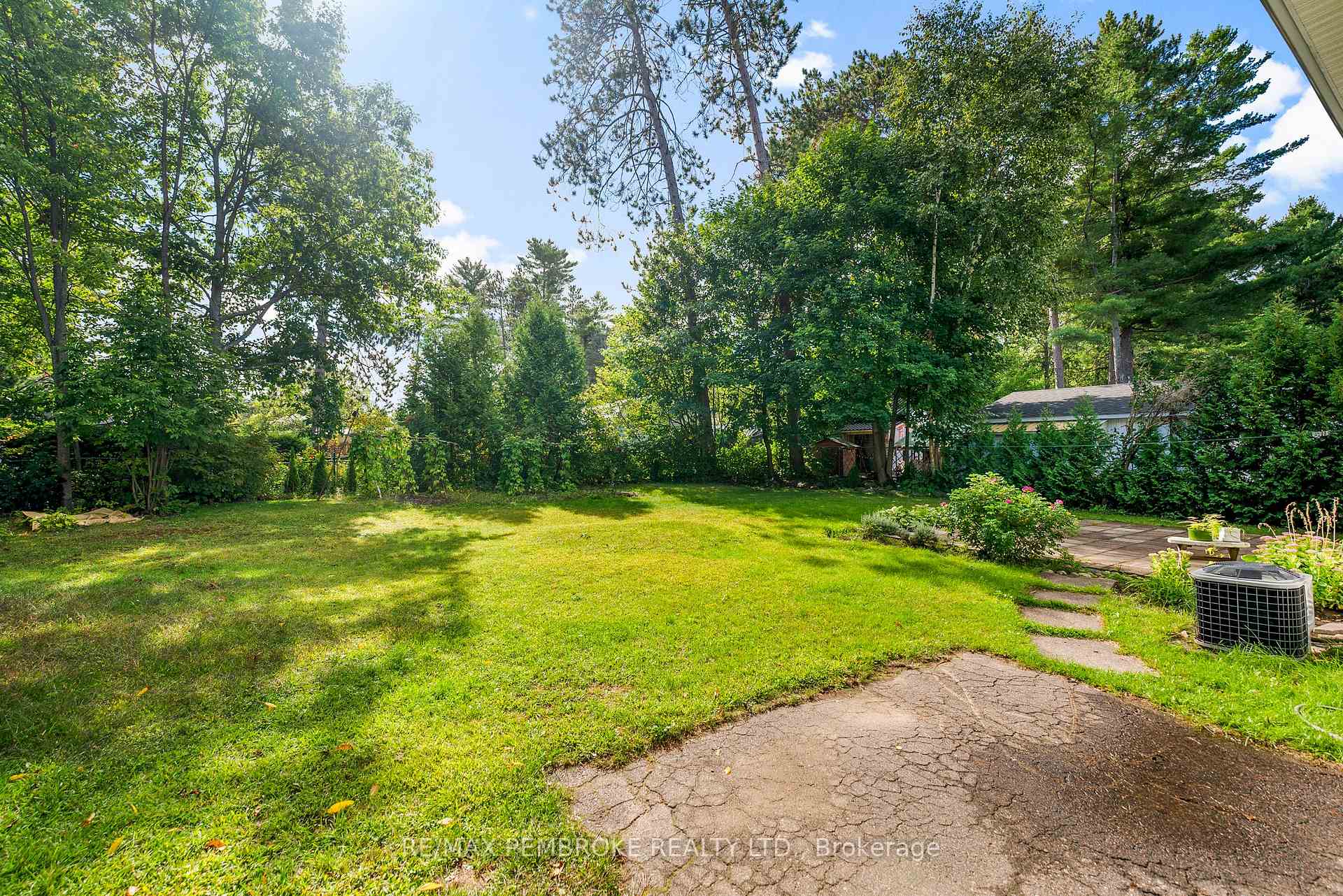 Photo 40 of 11 Frontenac Crescent, Deep River — HOMEH