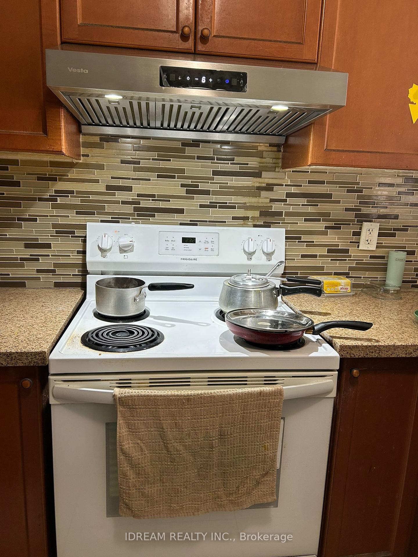 Photo 5 of Unit Room, 76 Rollingwood Drive, Brampton, Fletcher's Creek South — HOMEH