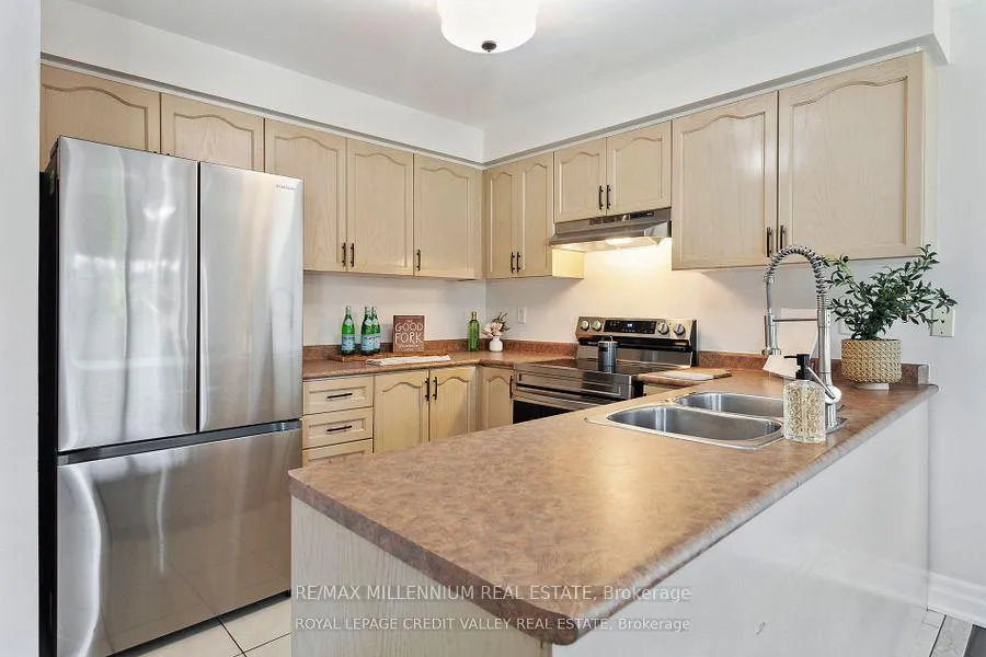 Photo 20 of 95 Woodhaven Drive, Brampton, Fletcher's Meadow — HOMEH