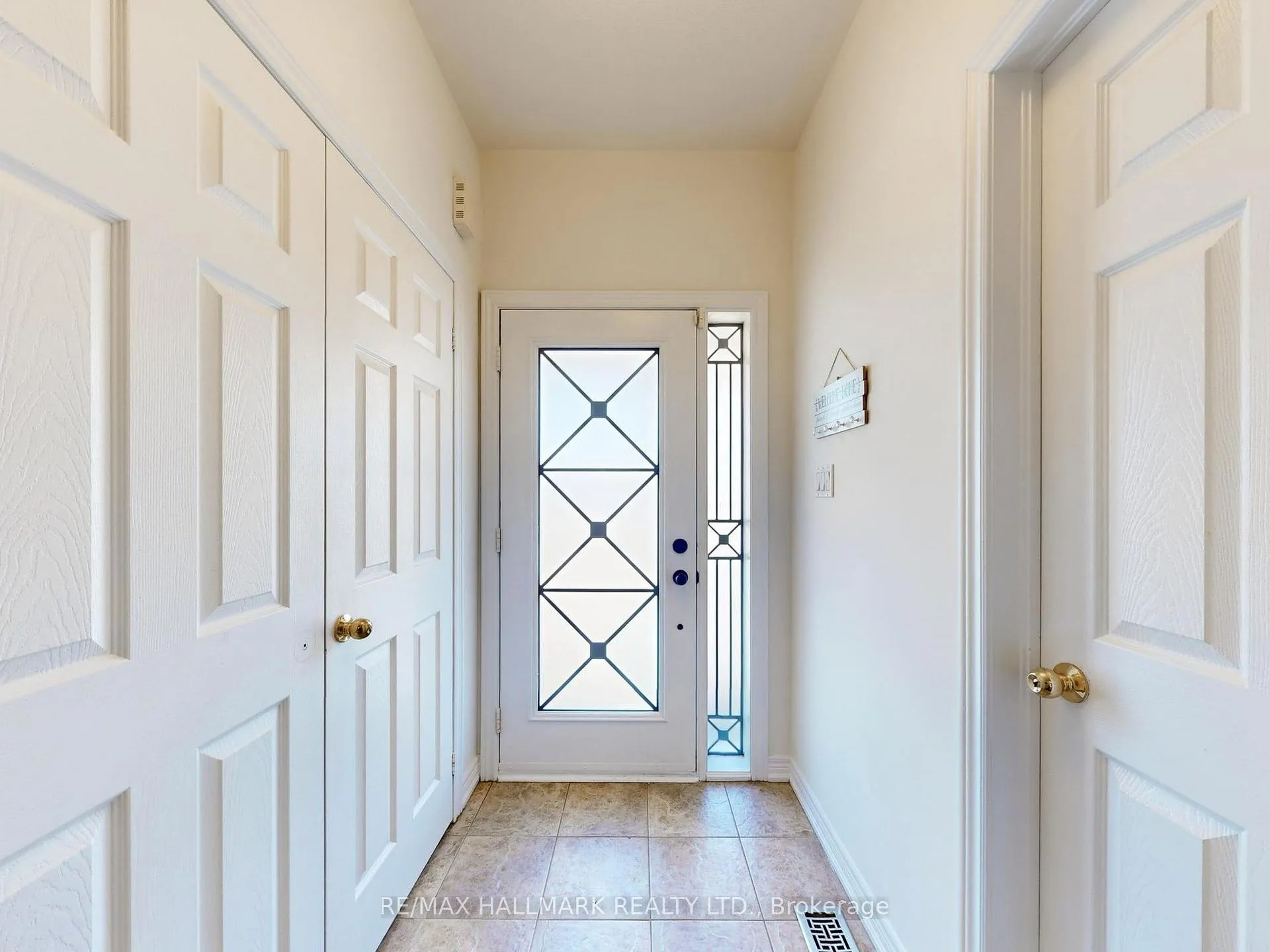 Photo 3 of 39 Retreat Boulevard, Vaughan, Vellore Village — HOMEH