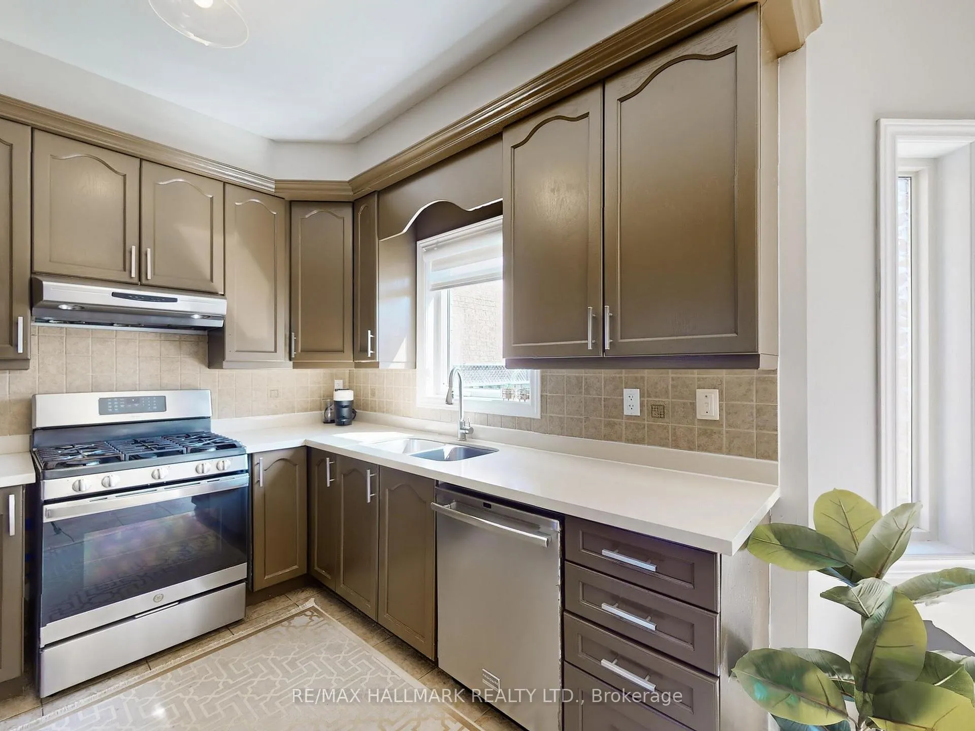 Photo 8 of 39 Retreat Boulevard, Vaughan, Vellore Village — HOMEH