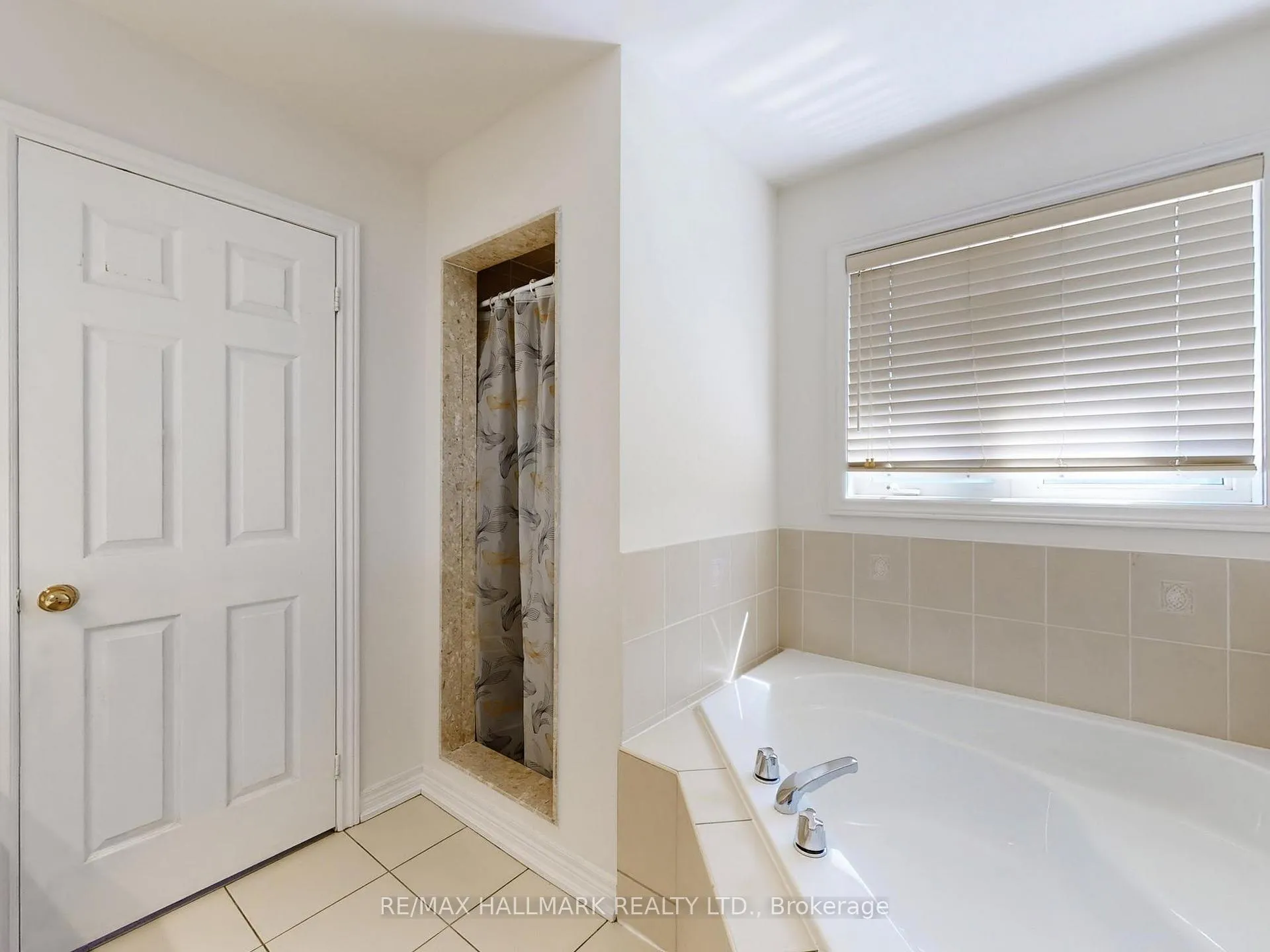 Photo 12 of 39 Retreat Boulevard, Vaughan, Vellore Village — HOMEH