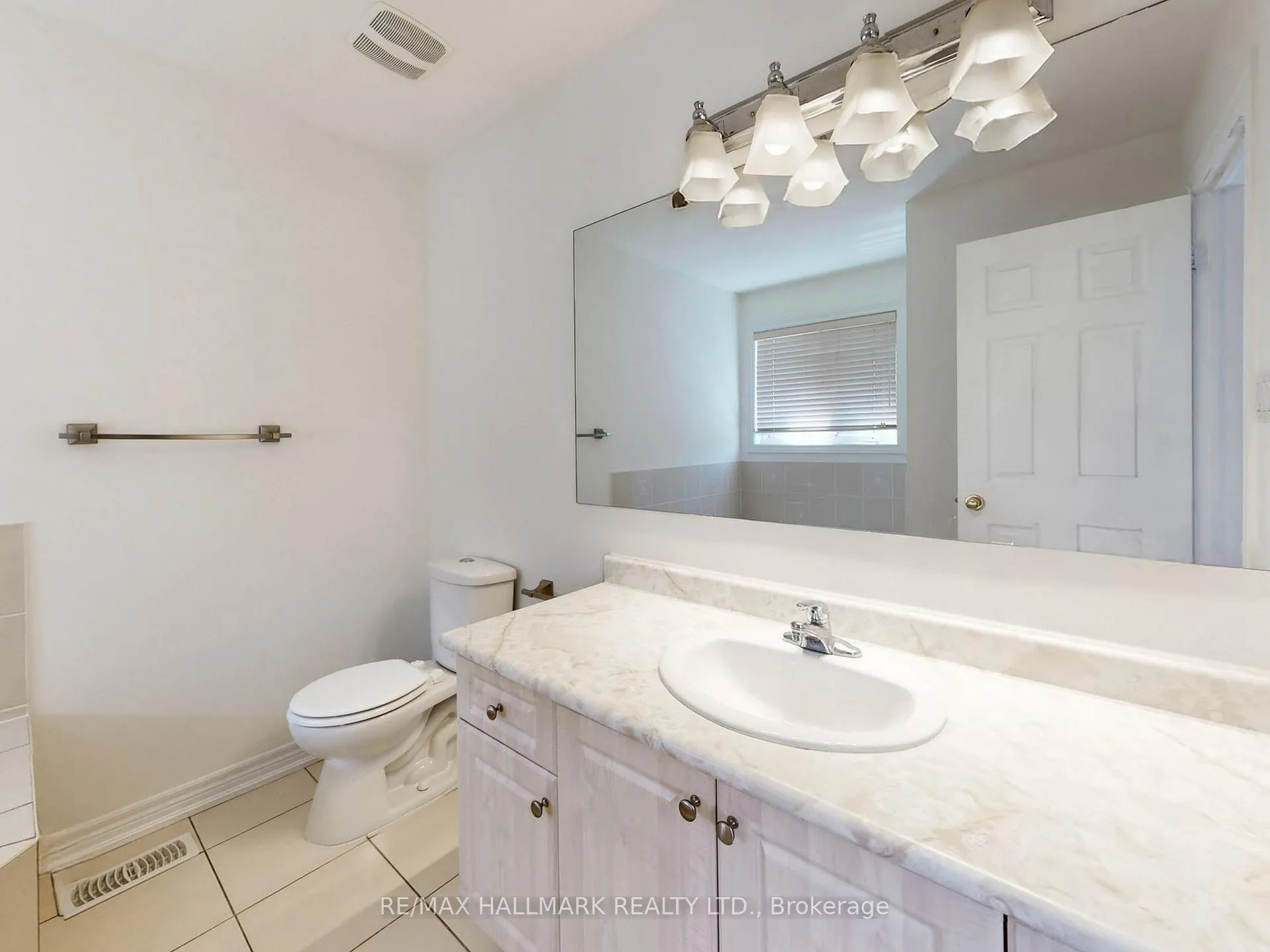 Photo 13 of 39 Retreat Boulevard, Vaughan, Vellore Village — HOMEH