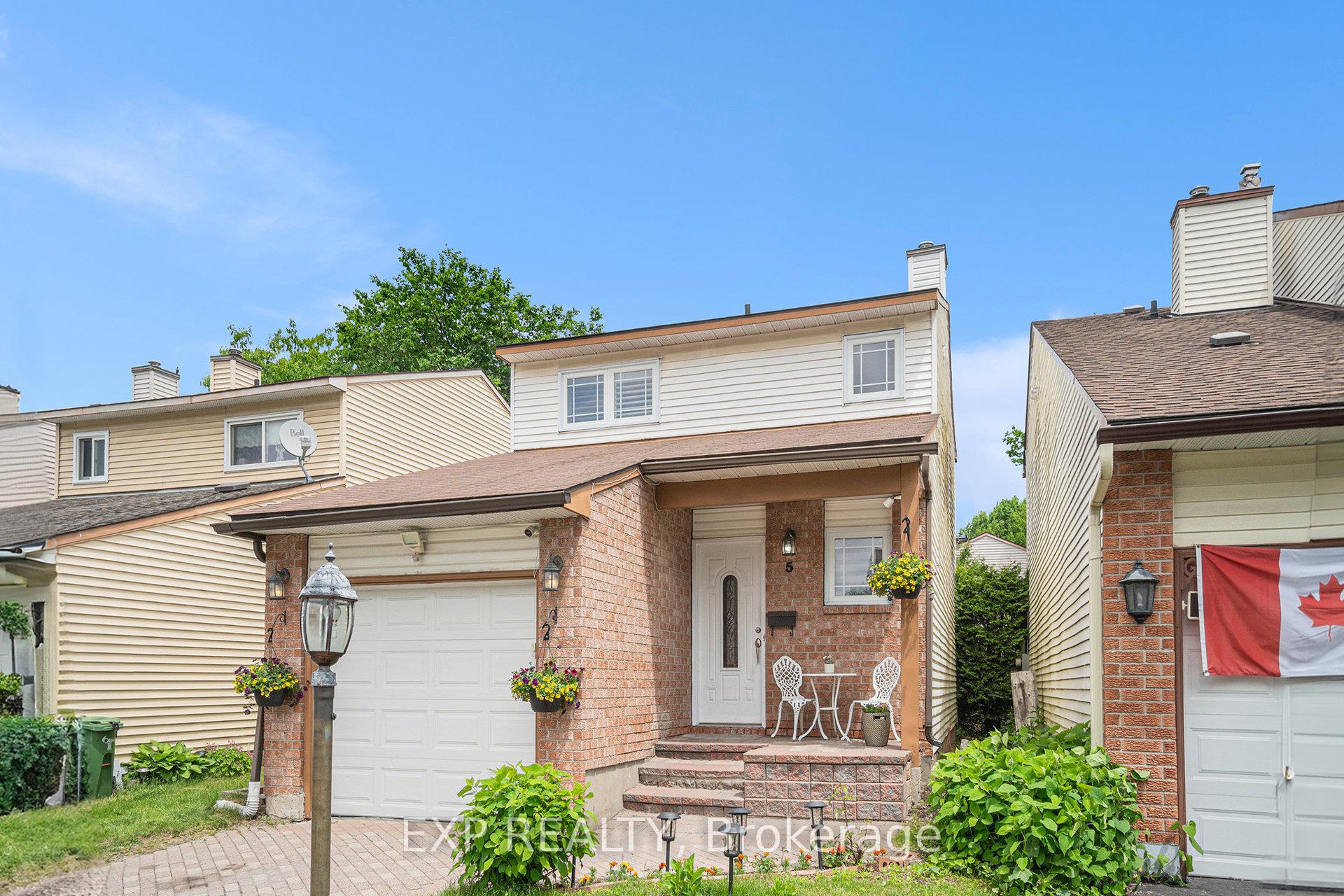 Photo 3 of 5 Benlark Road, Ottawa, Barrhaven - On the Green — HOMEH