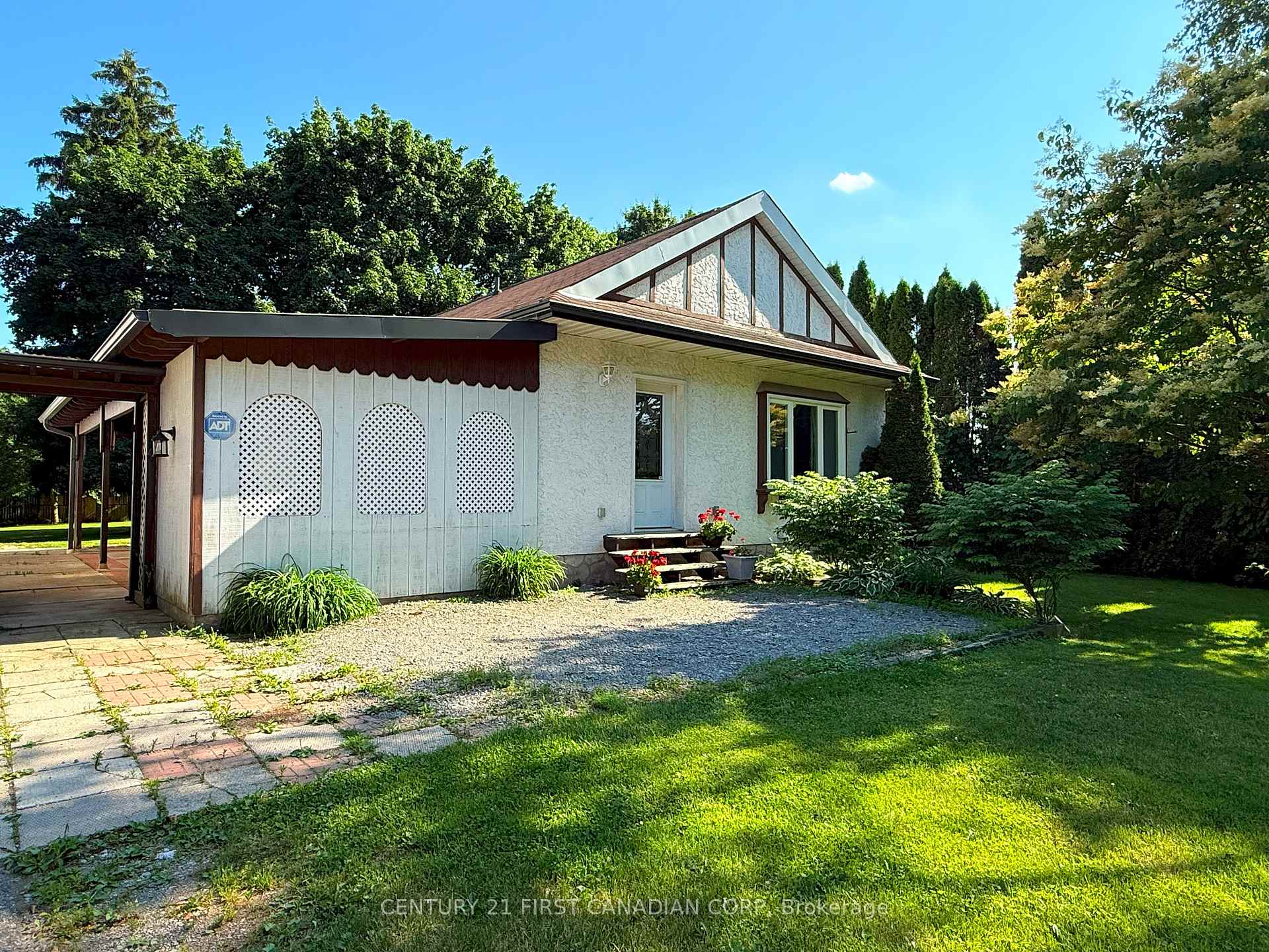 Photo 2 of 205 King Edward Street, Brant, Paris — HOMEH