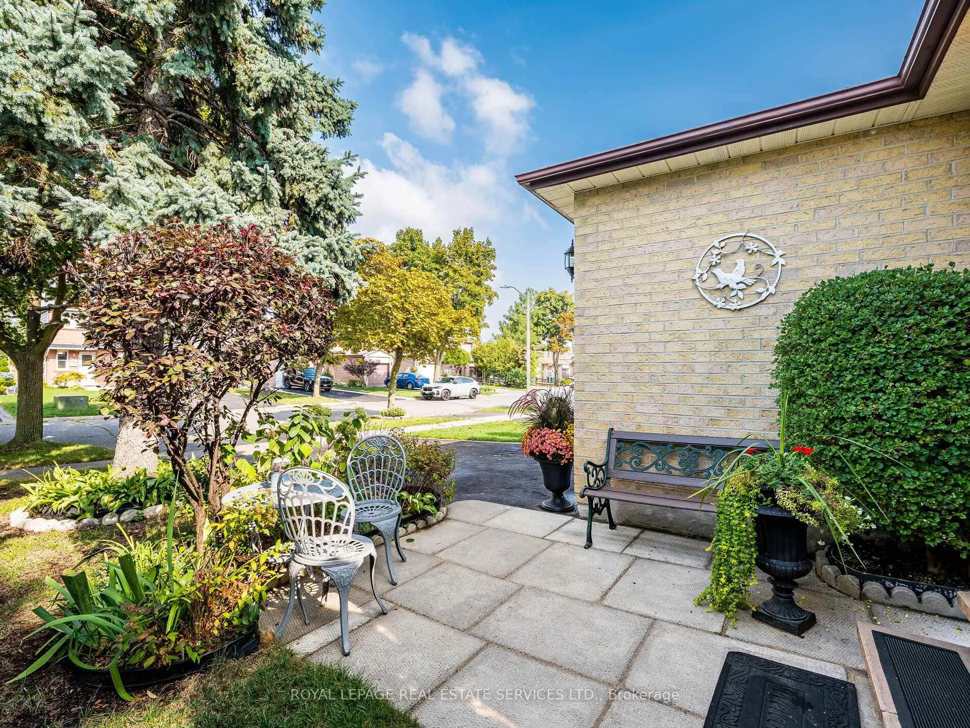 Photo 4 of 77 Martindale Crescent, Brampton, Brampton West — HOMEH