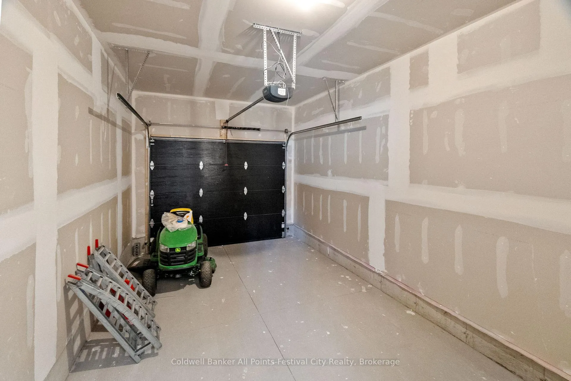 Photo 35 of 171 Elgin Avenue, Goderich, Goderich (Town) — HOMEH
