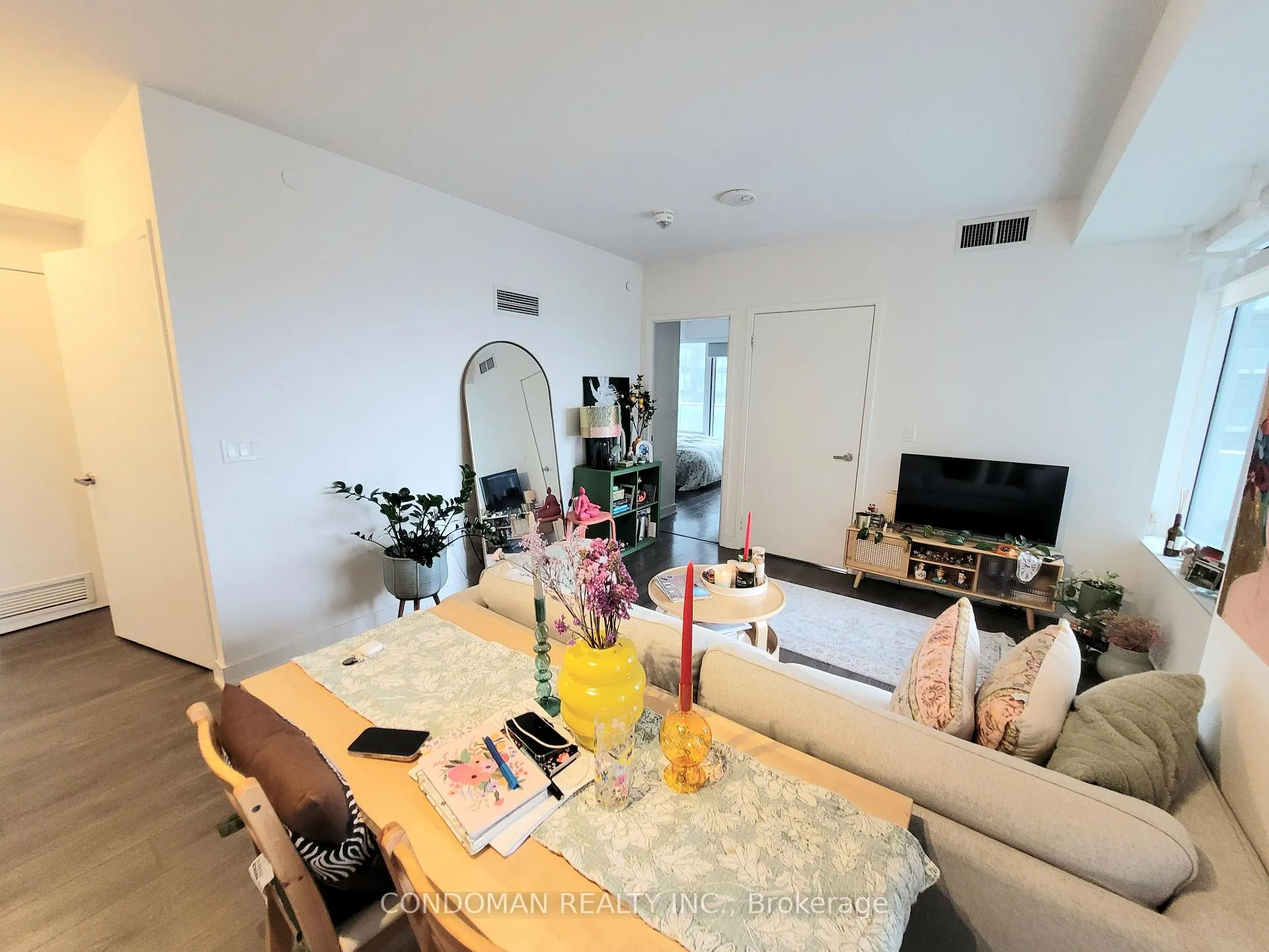 Photo 2 of Unit 1703, 99 Broadway Avenue, Toronto, Mount Pleasant West — HOMEH