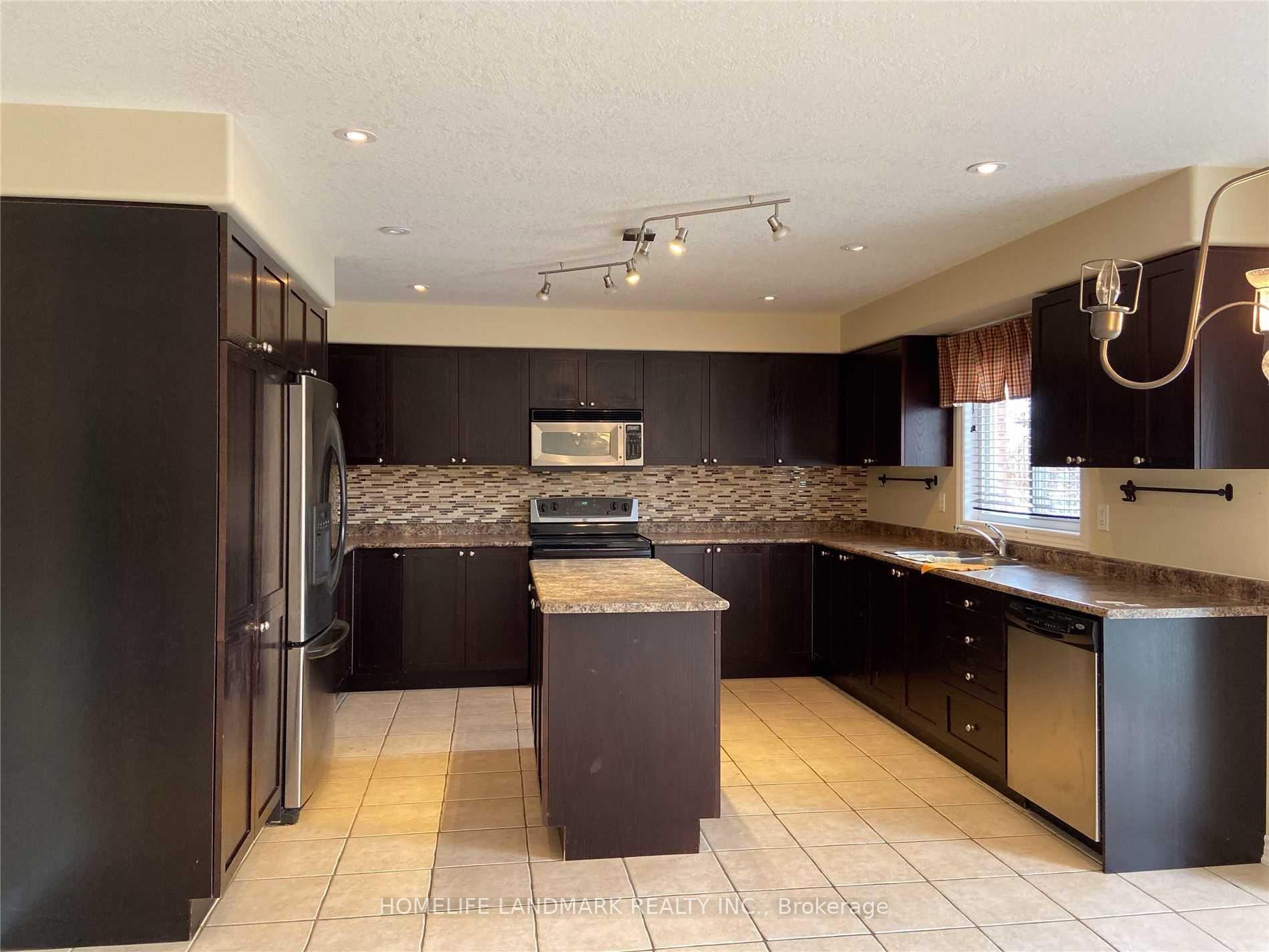 Photo 13 of 70 Prince William Way, Barrie, Innis-Shore — HOMEH