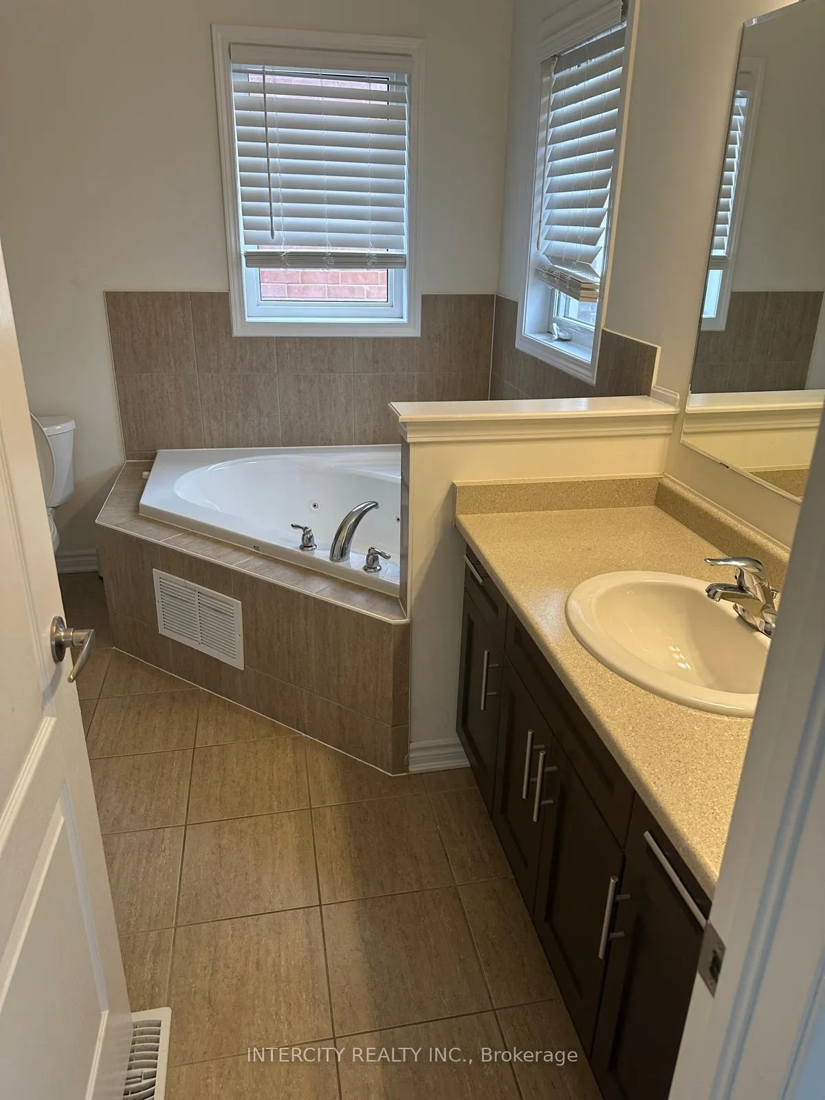 Photo 4 of 30 Stedford Crescent, Brampton, Northwest Brampton — HOMEH