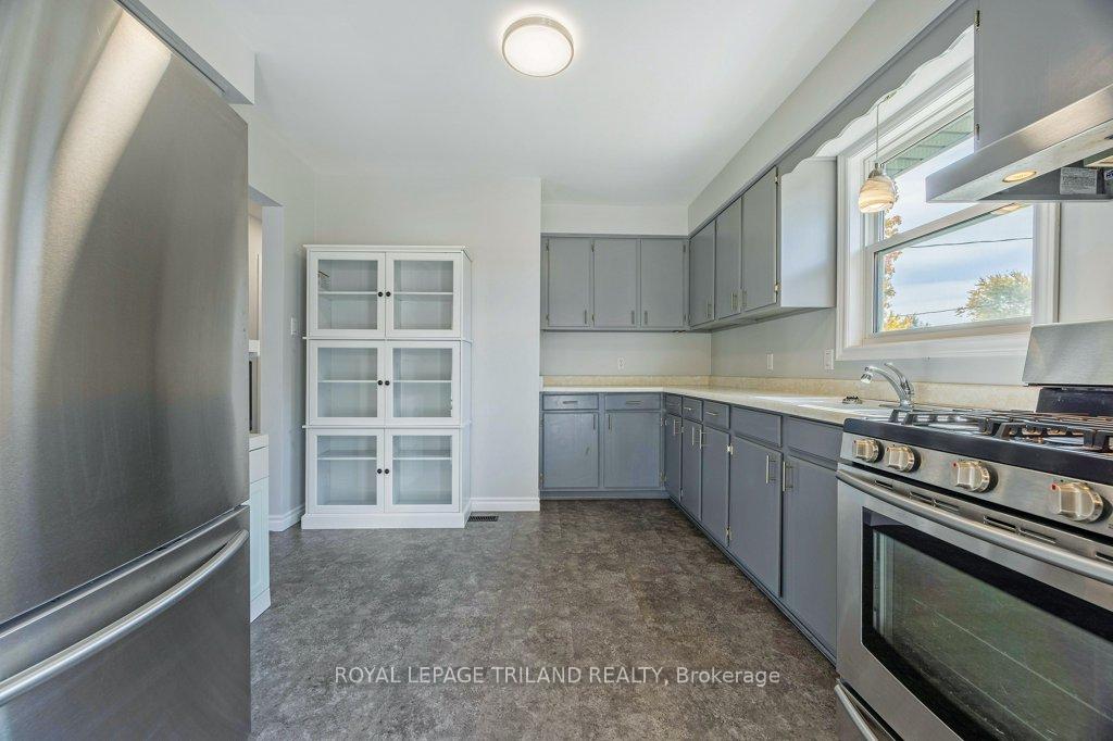 Photo 11 of 6 Erinlea Drive, St. Thomas — HOMEH