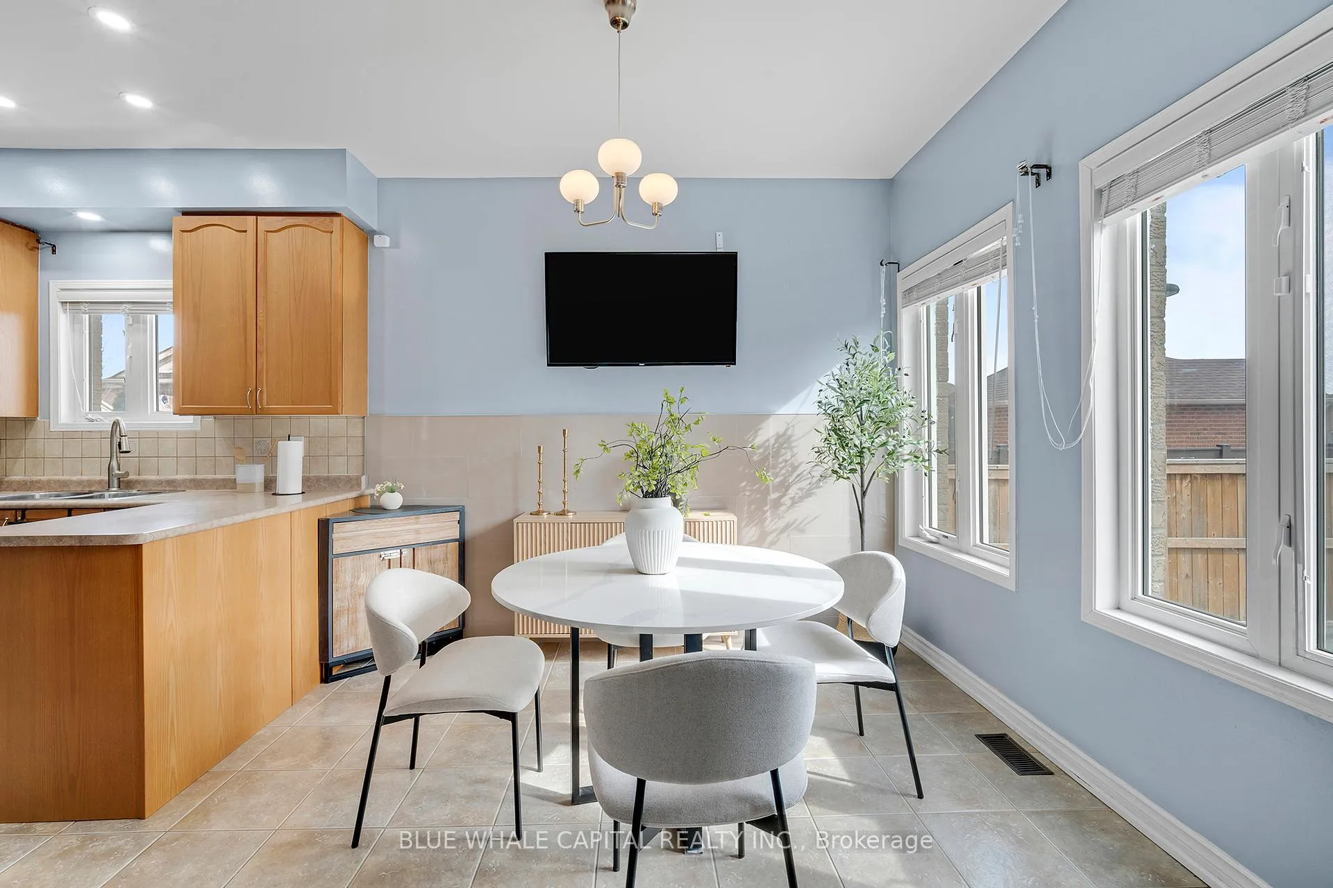 Photo 12 of 35 Rainbow Valley Crescent, Markham, Greensborough — HOMEH