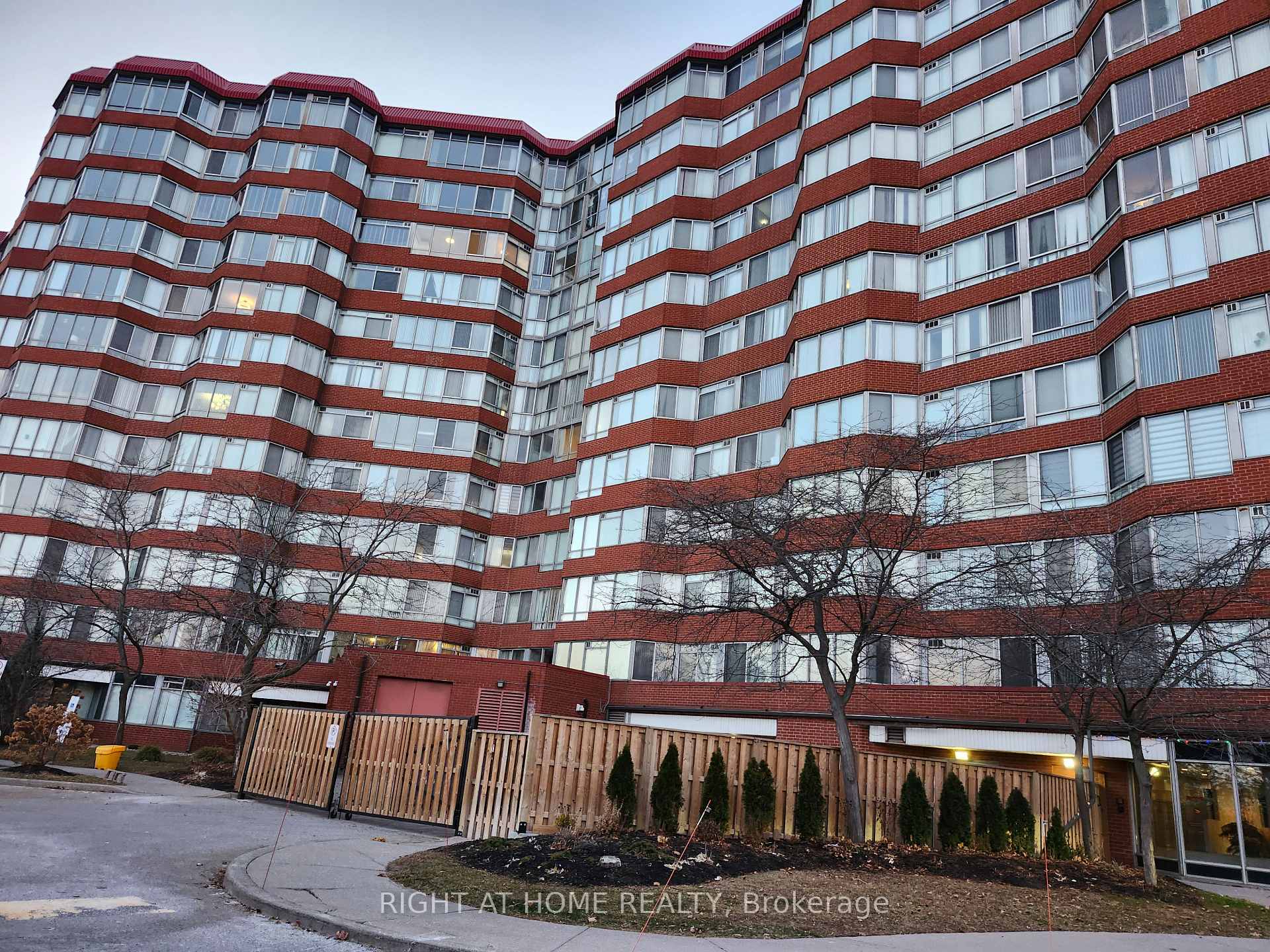 Photo 2 of Unit 920, 11753 Sheppard Avenue E, Scarborough, Rouge — HOMEH
