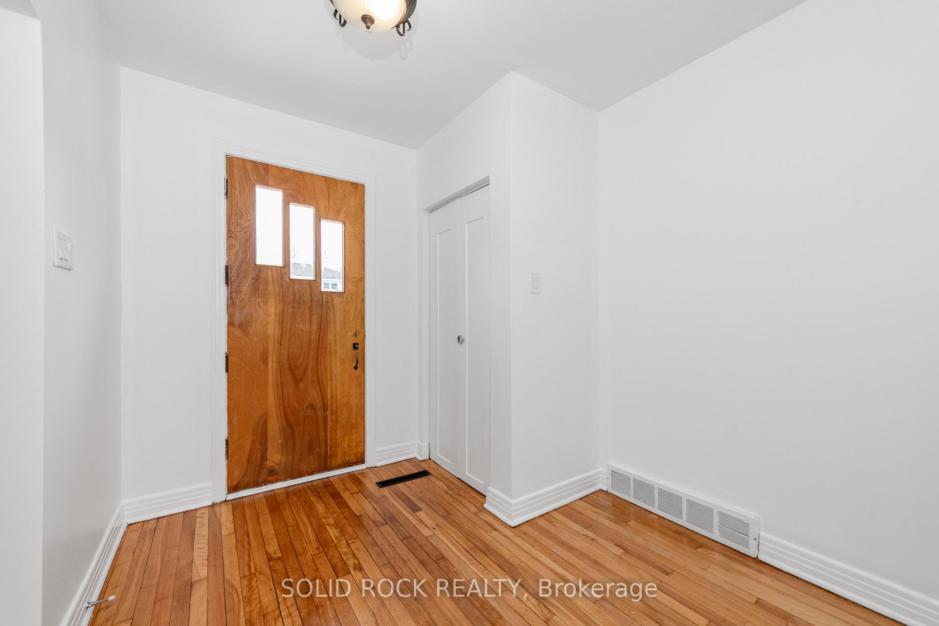 Photo 3 of 904 Smyth Road, Ottawa, Elmvale Acres/Urbandale — HOMEH