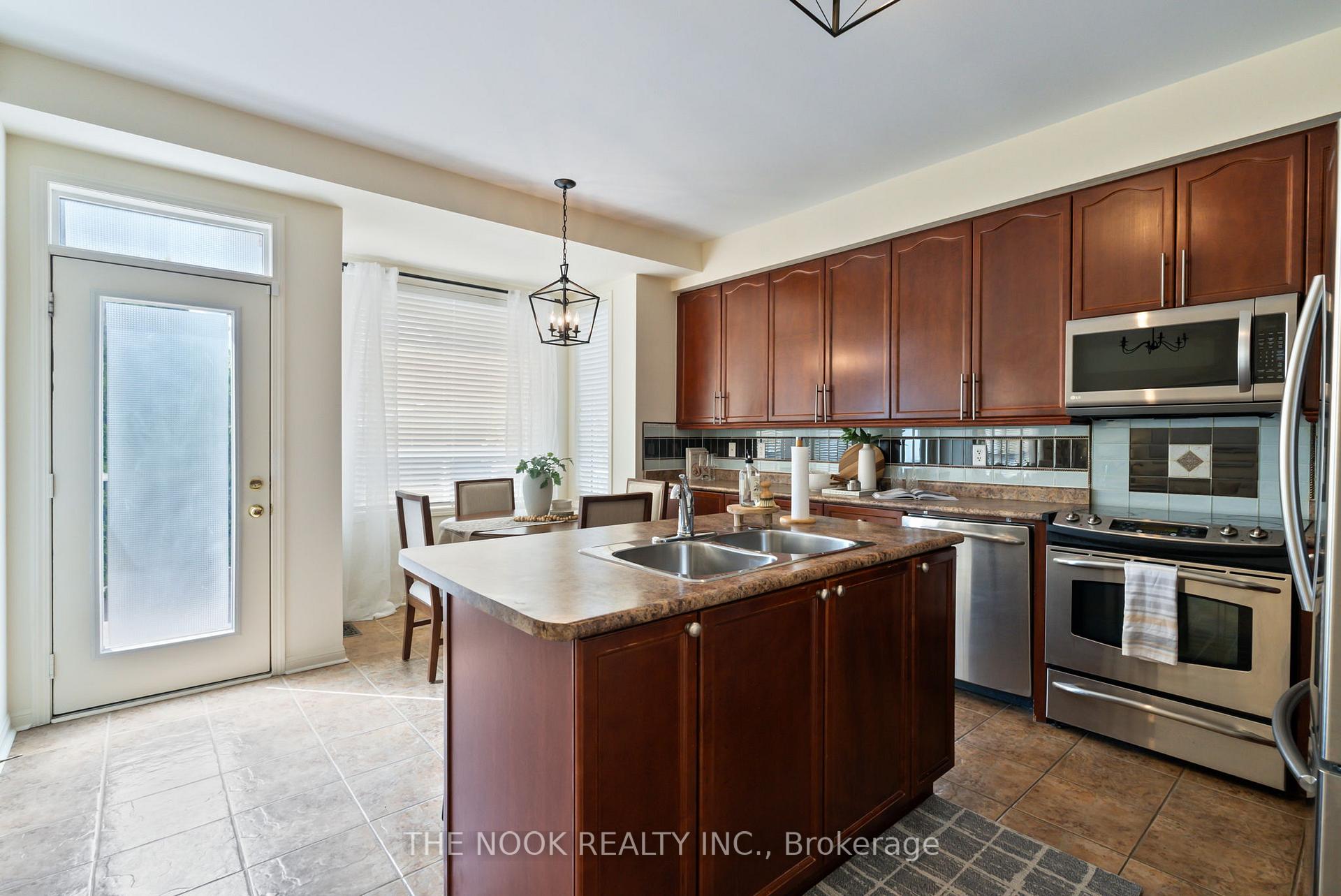 Photo 5 of 35 Personna Circle, Brampton, Credit Valley — HOMEH