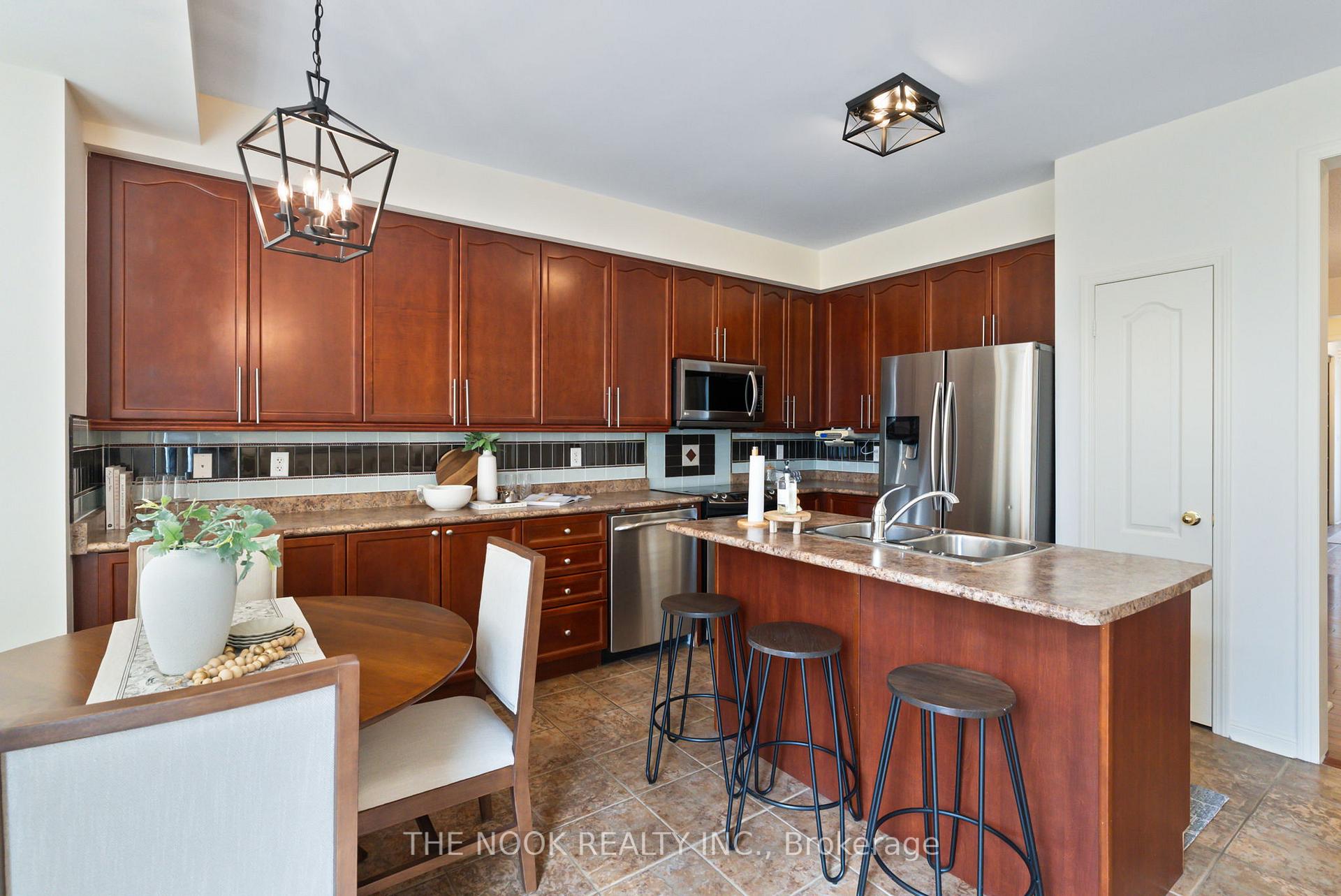 Photo 6 of 35 Personna Circle, Brampton, Credit Valley — HOMEH