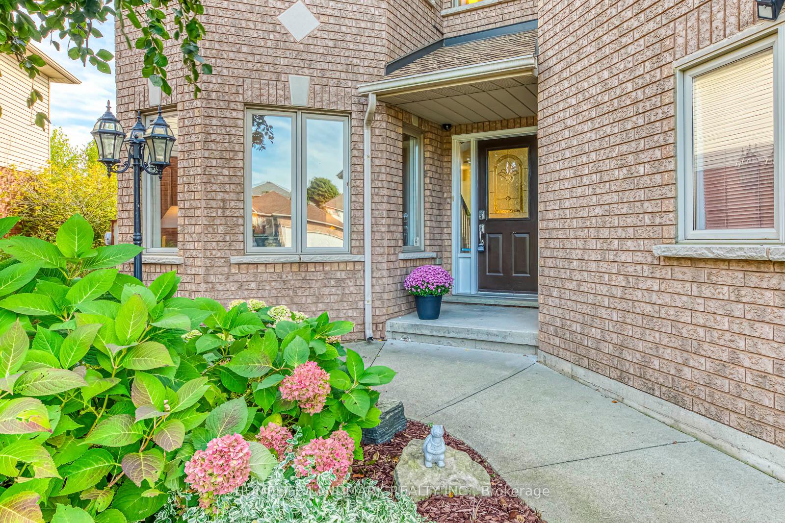 Photo 3 of 91 Bridgeport Crescent, Hamilton, Ancaster — HOMEH