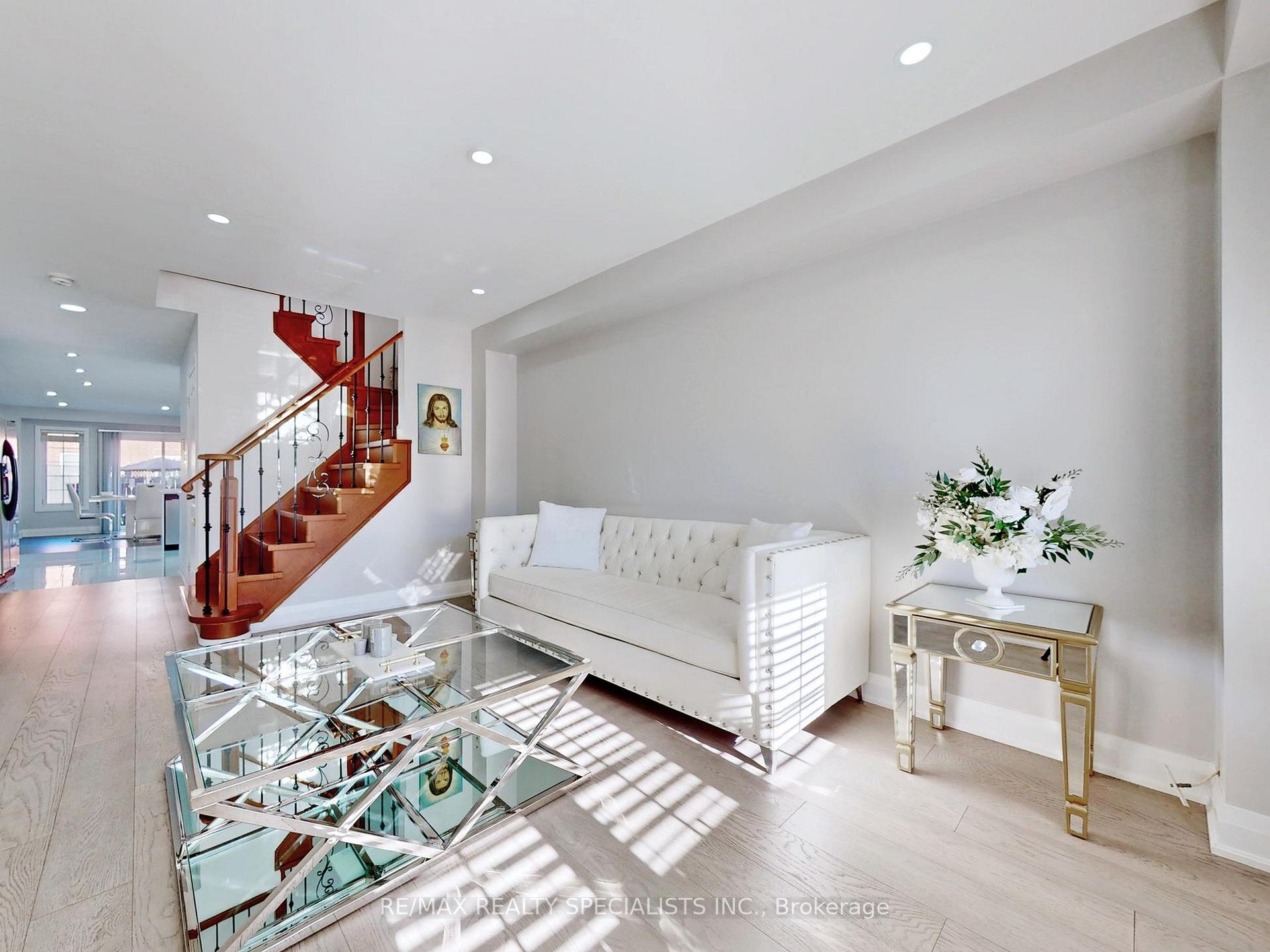 Photo 3 of 13 Gallview Lane, Brampton, Bram East — HOMEH