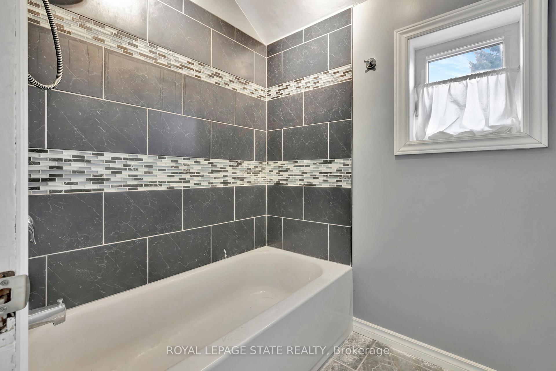 Photo 15 of 304 Emerald Street N, Hamilton, Landsdale — HOMEH