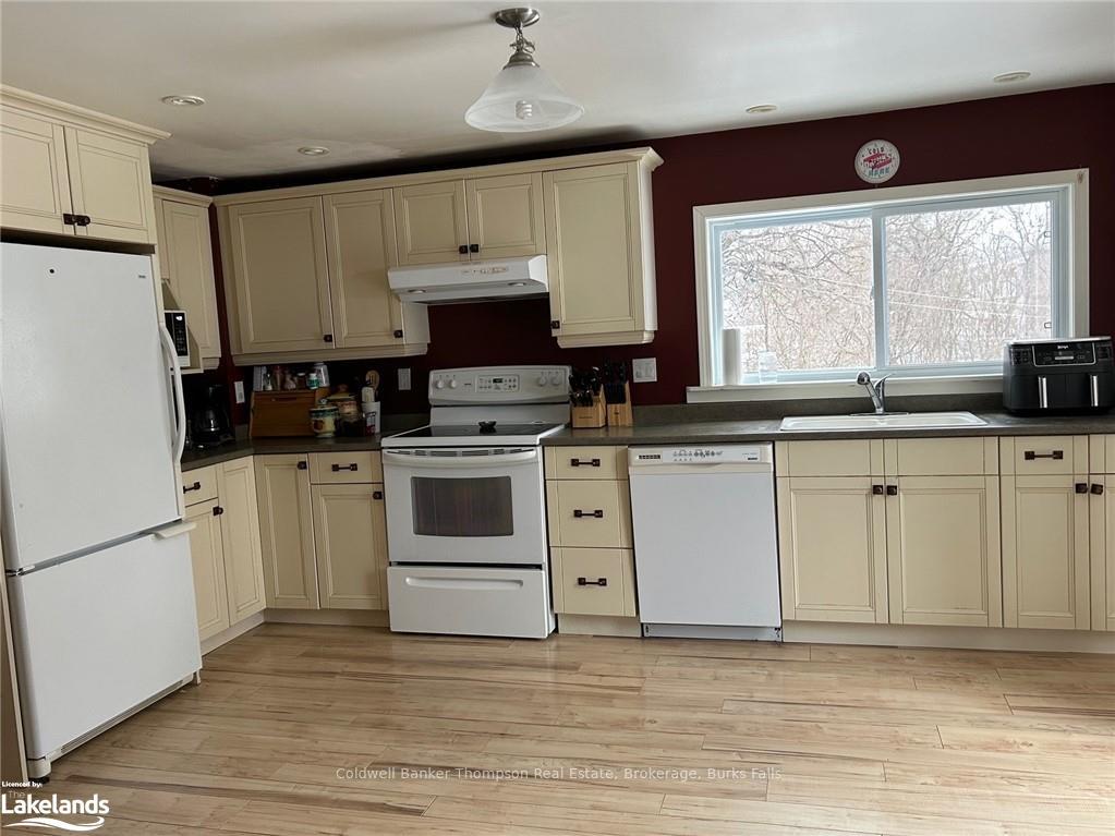 Photo 4 of 177 Centre Street, Burk's Falls — HOMEH