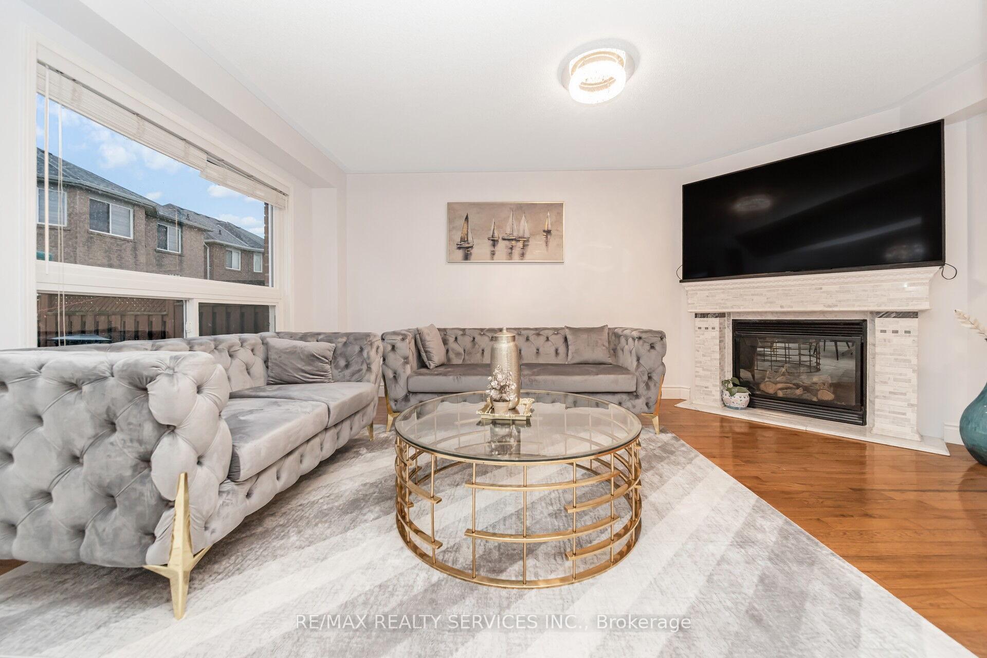 Photo 10 of 77 Crown Victoria Drive, Brampton, Fletcher's Meadow — HOMEH