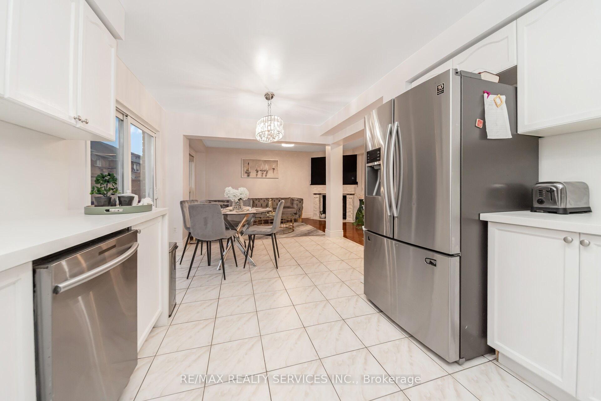 Photo 16 of 77 Crown Victoria Drive, Brampton, Fletcher's Meadow — HOMEH