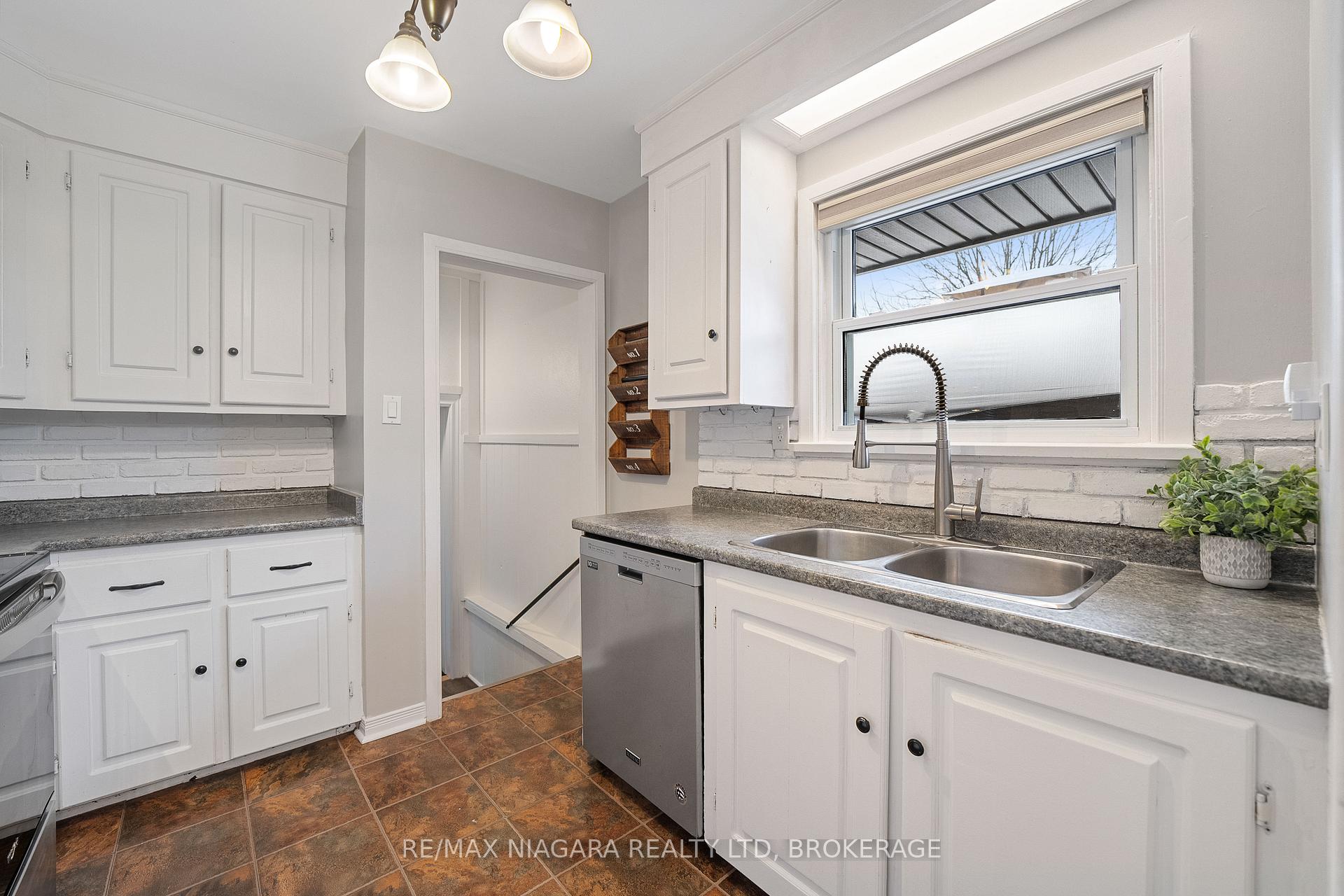 Photo 10 of 24 Brisbane Glen, St. Catharines, Vine/Linwell — HOMEH