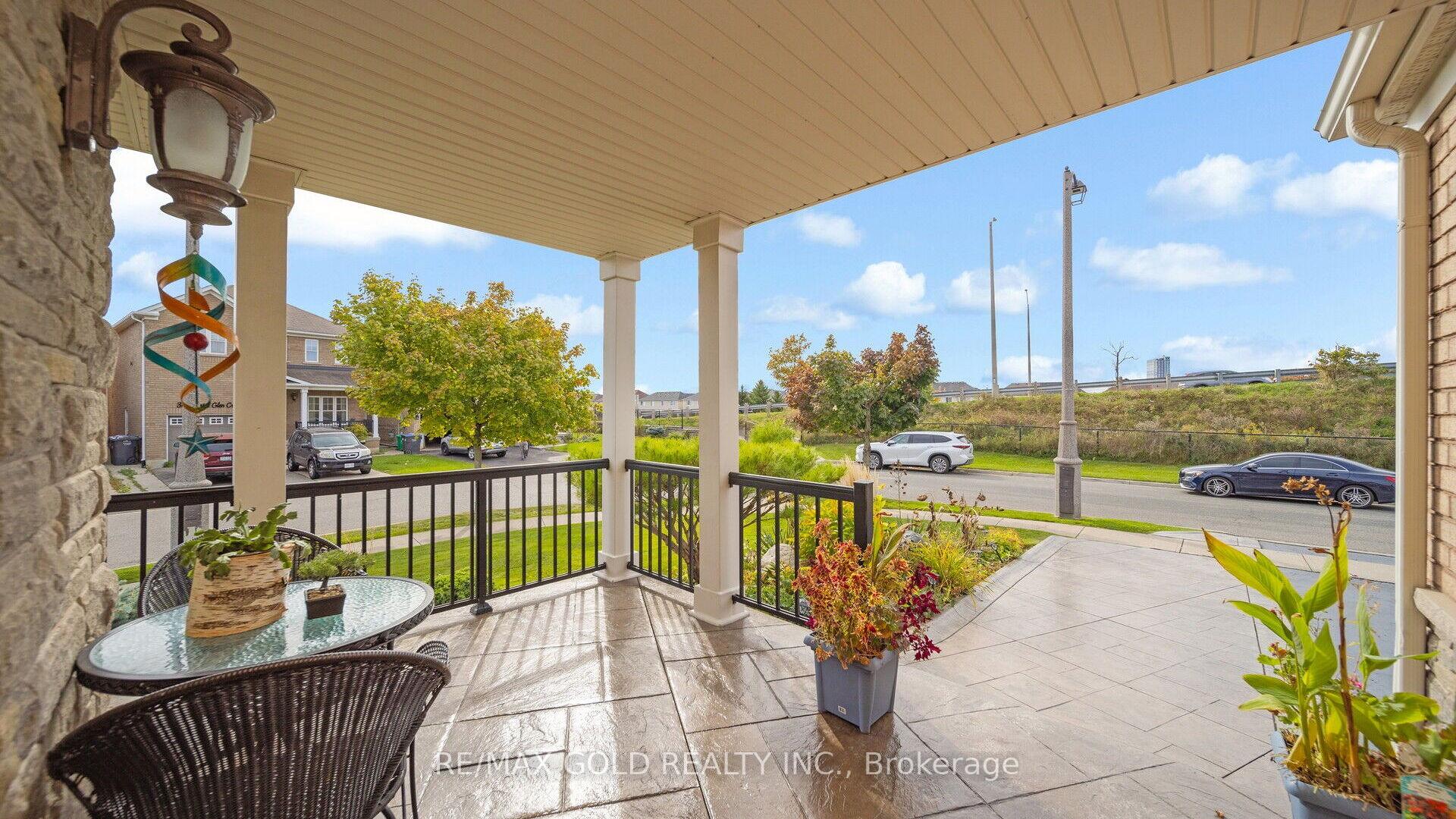 Photo 4 of 57 Crystal Glen Crescent, Brampton, Credit Valley — HOMEH