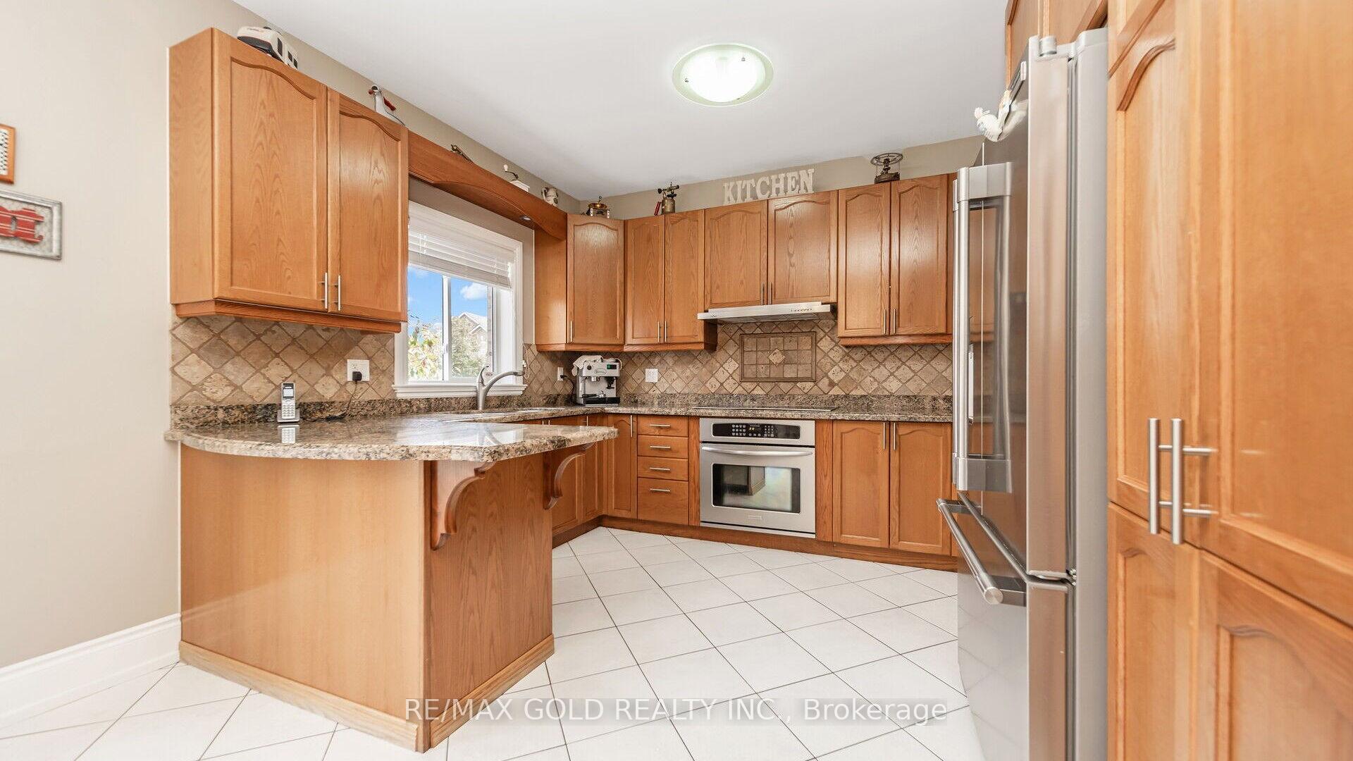 Photo 10 of 57 Crystal Glen Crescent, Brampton, Credit Valley — HOMEH