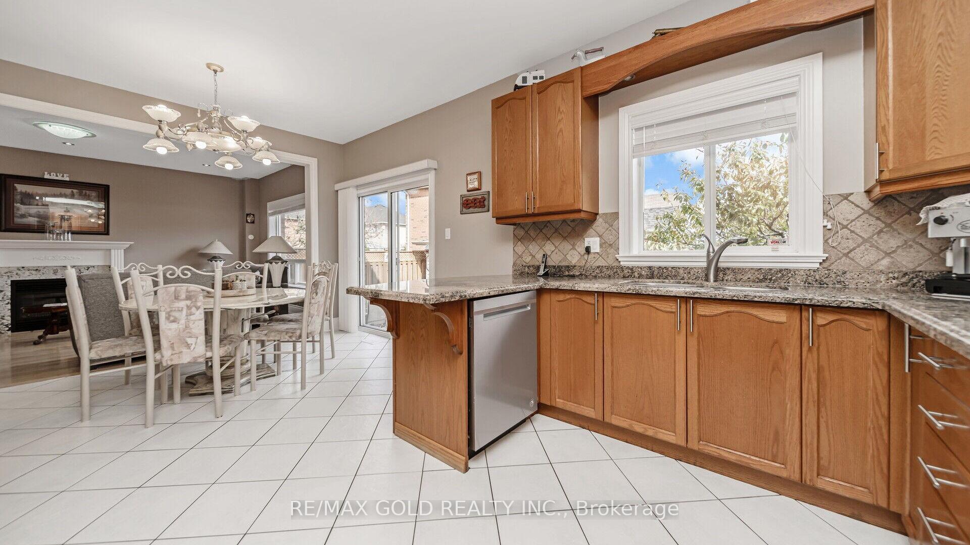 Photo 11 of 57 Crystal Glen Crescent, Brampton, Credit Valley — HOMEH