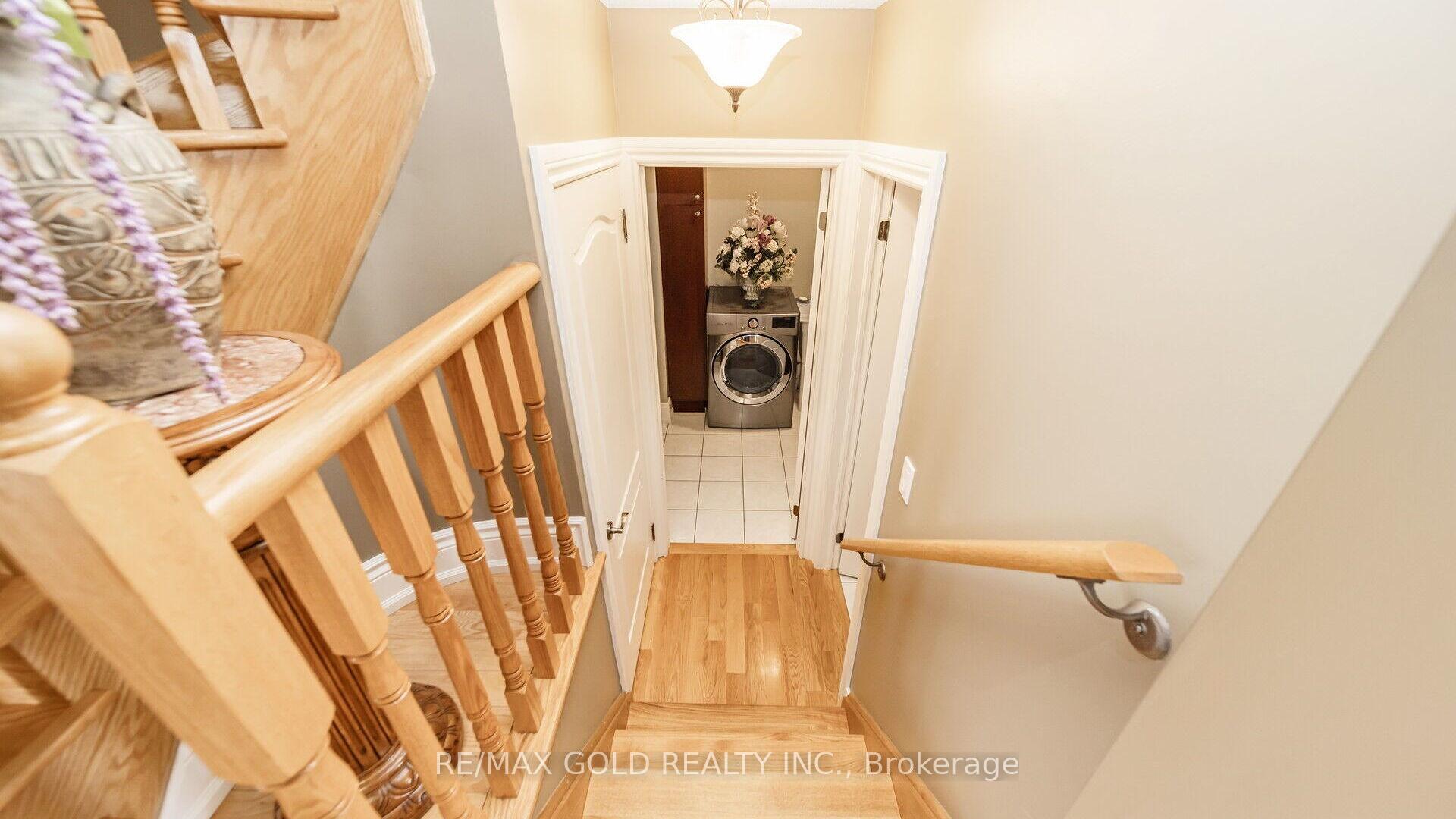 Photo 12 of 57 Crystal Glen Crescent, Brampton, Credit Valley — HOMEH
